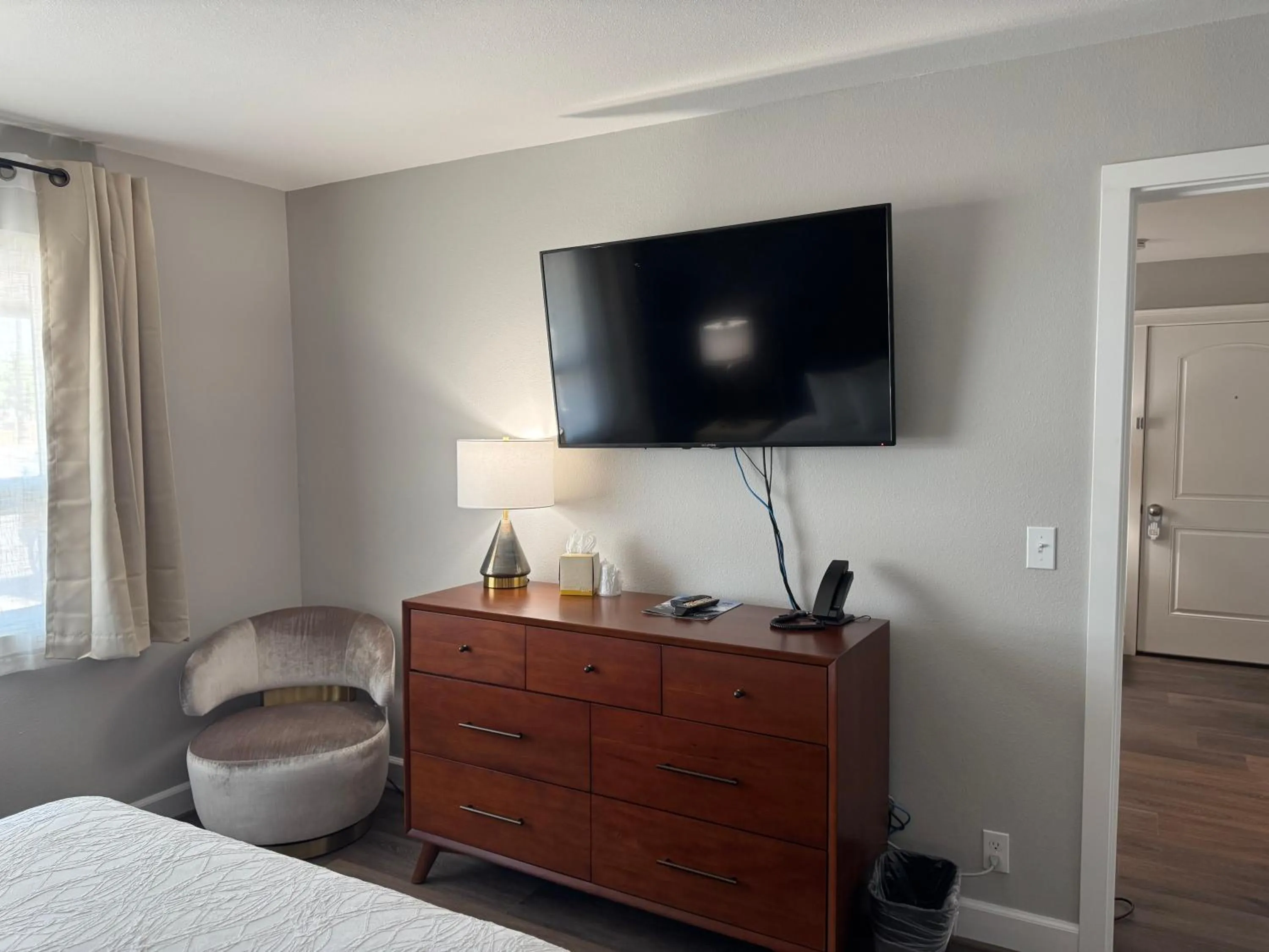 wardrobe, Bed in Bridge Street Inn