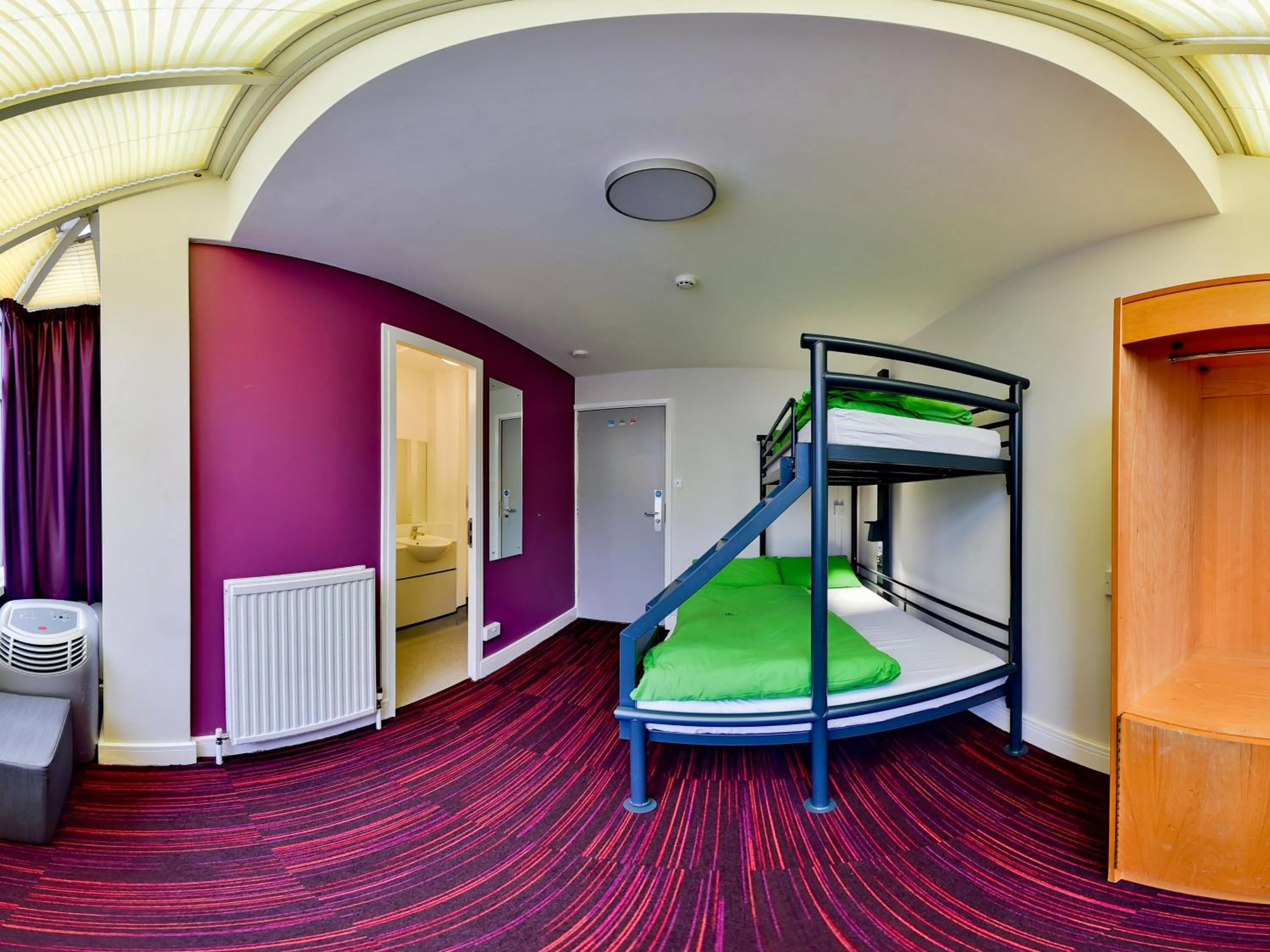 Bedroom, Bed in YHA London Thameside