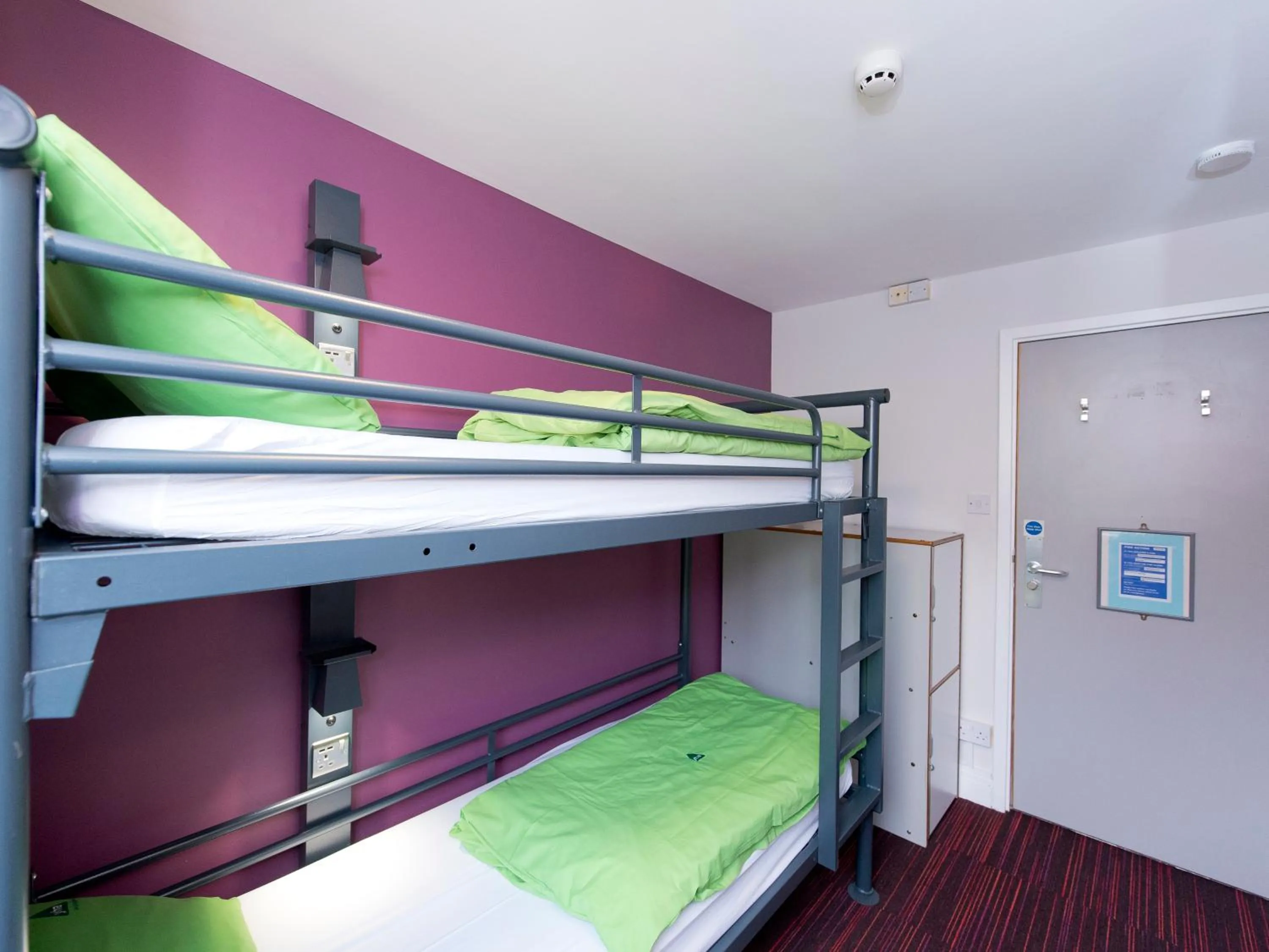 Bedroom, Bed in YHA London Thameside