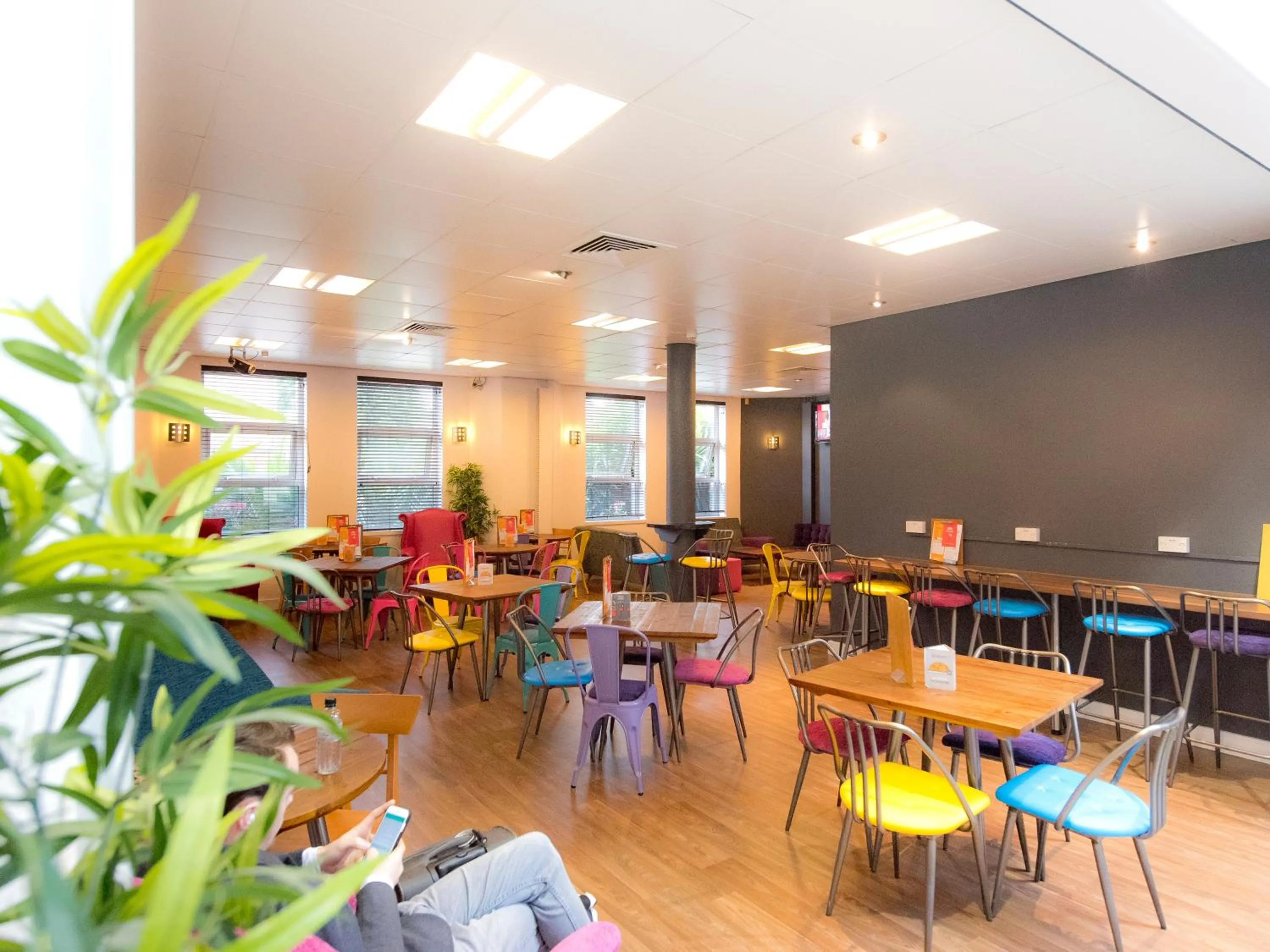 Restaurant/places to eat in YHA London Thameside