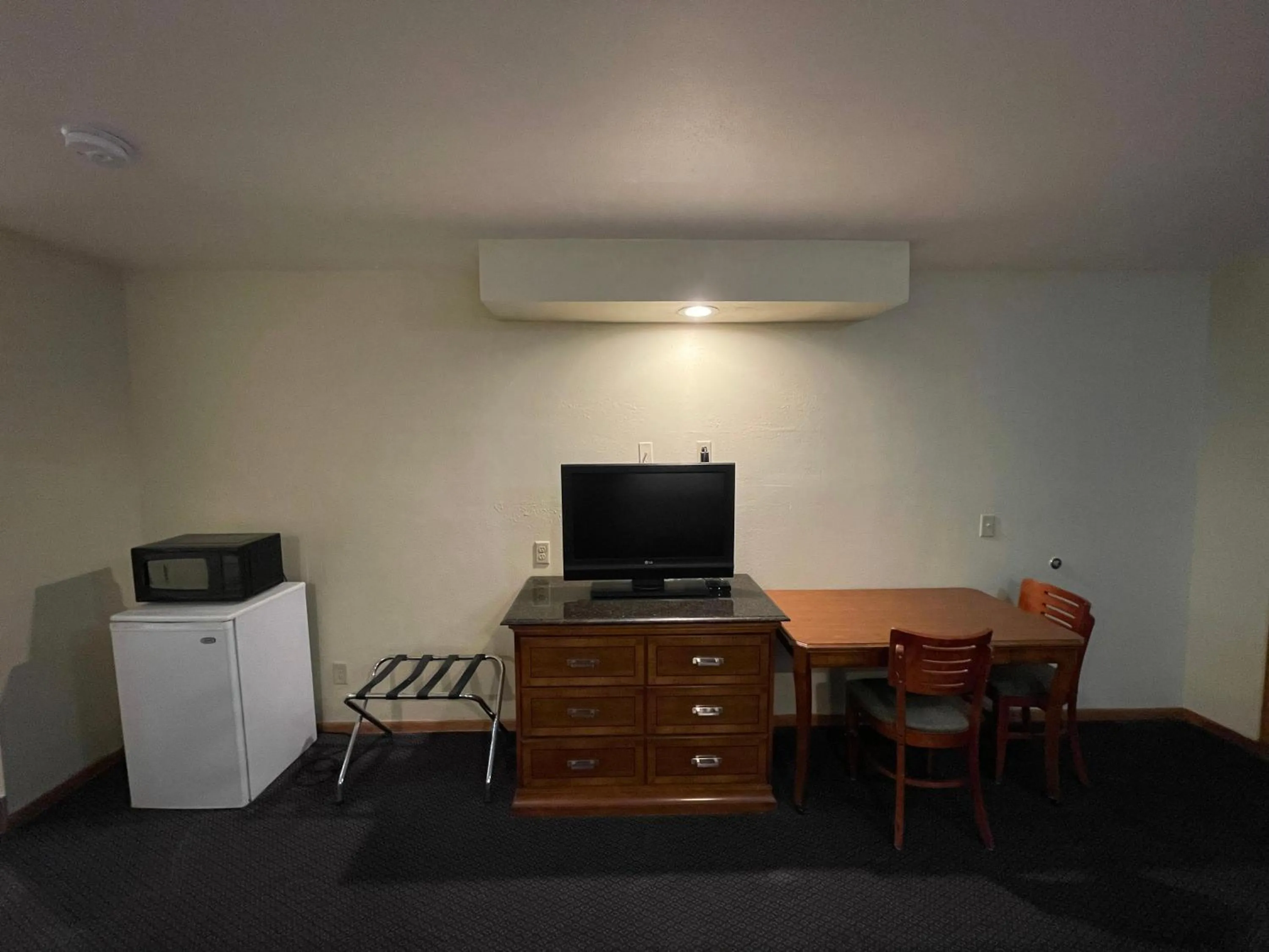 TV and multimedia in Campus Inn Baraboo