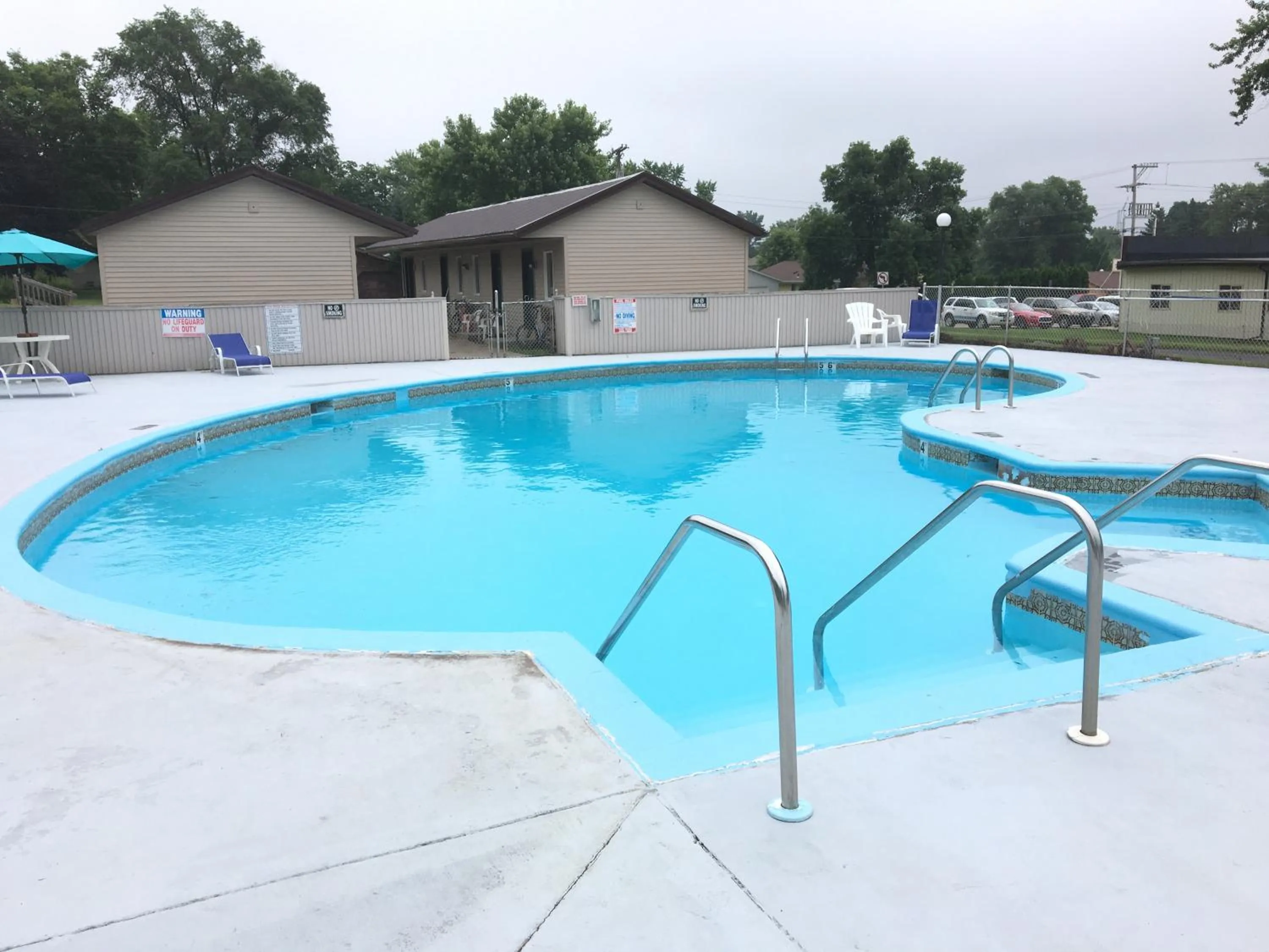 Swimming pool in Campus Inn Baraboo