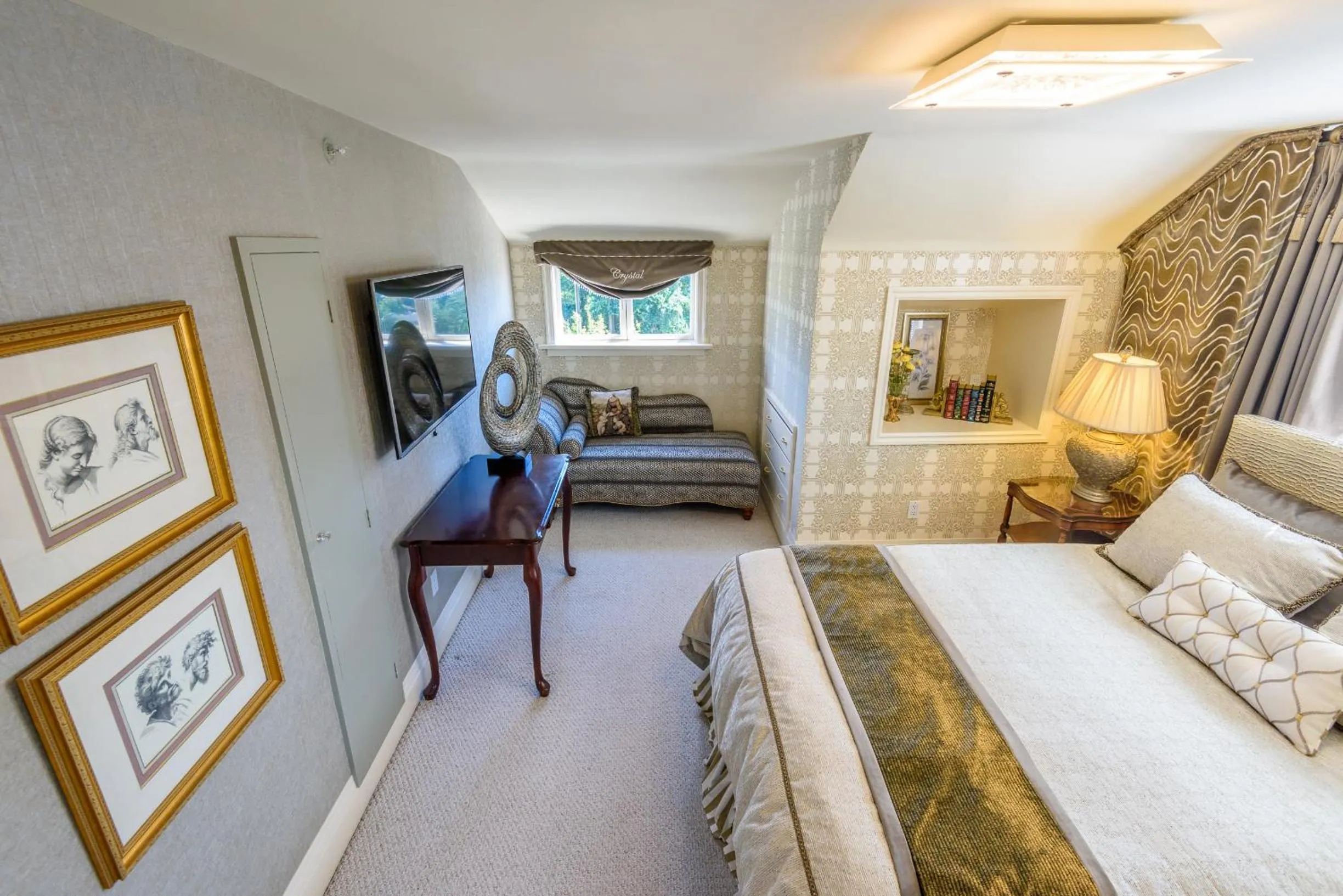 Photo of the whole room, Bed in Crystal's View Bed & Breakfast