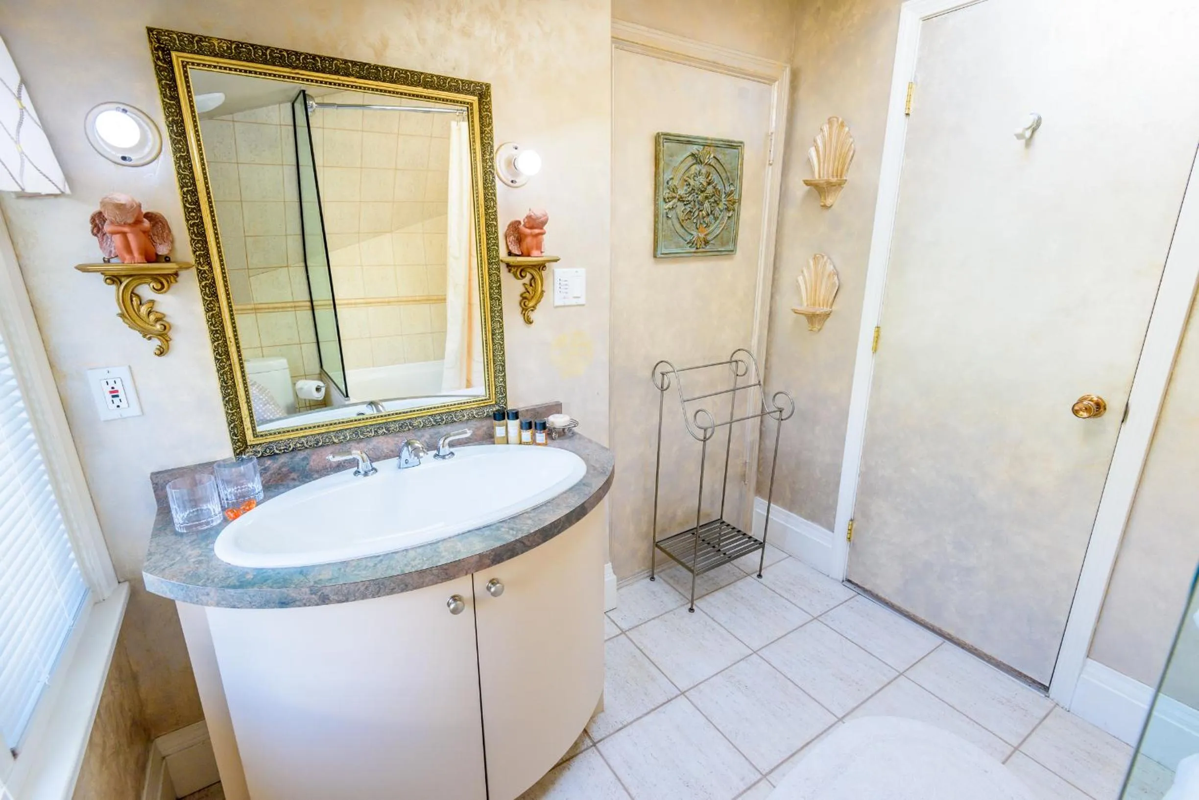 Bathroom in Crystal's View Bed & Breakfast