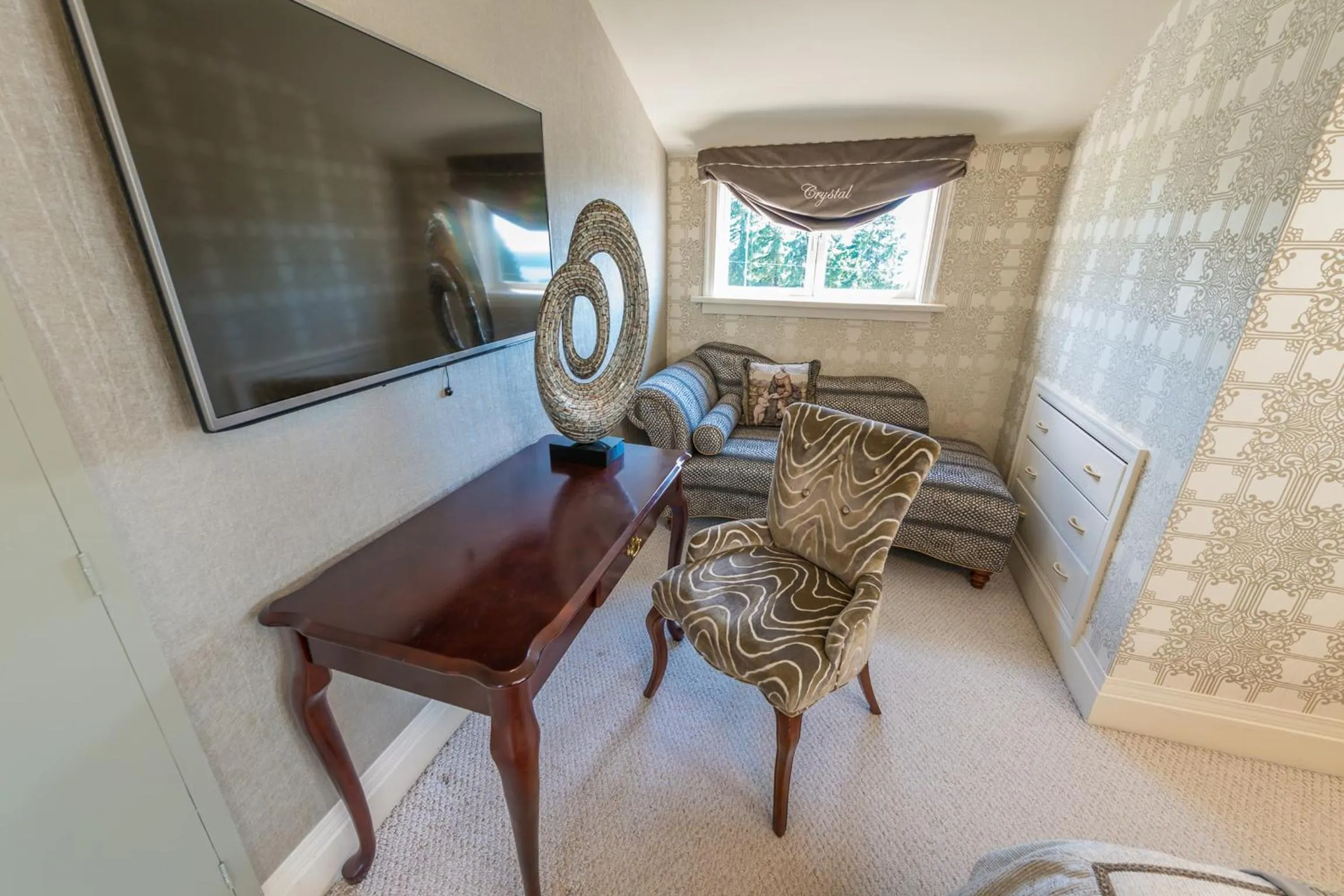 TV and multimedia in Crystal's View Bed & Breakfast