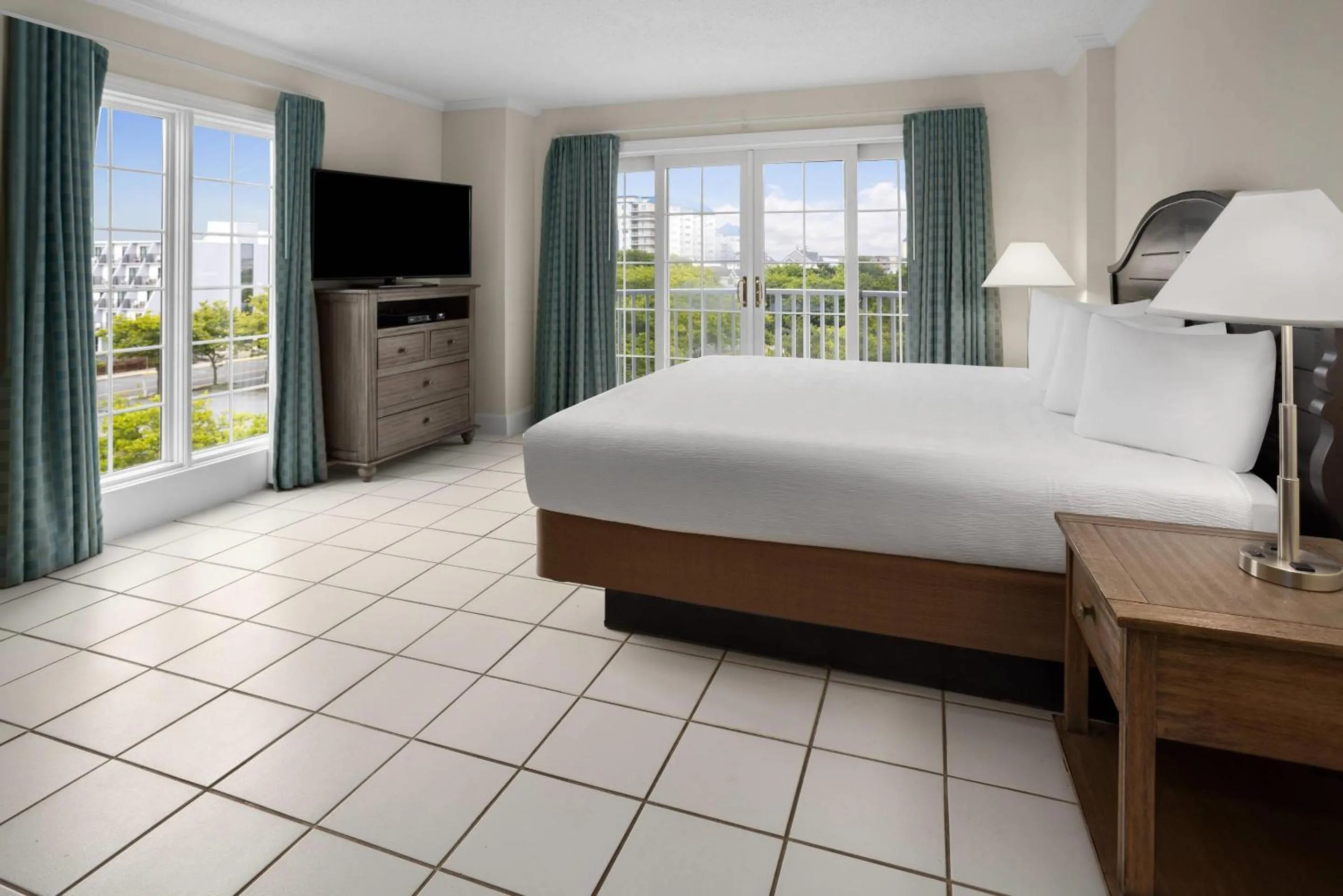 Bedroom, Bed in Coconut Malorie Resort Ocean City, Ascend Collection Hotel