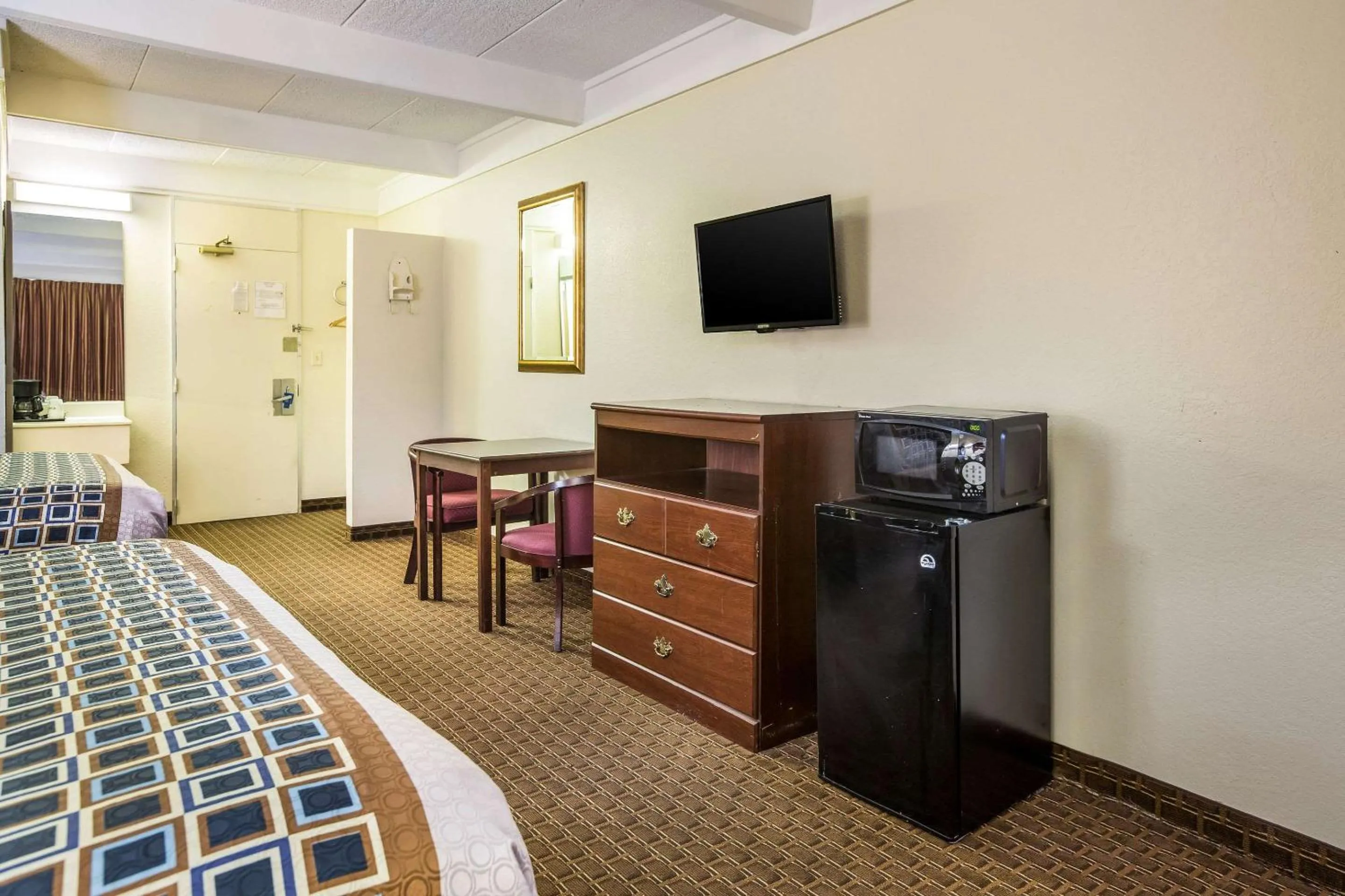 Photo of the whole room, Bed in Super 8 by Wyndham Macon GA