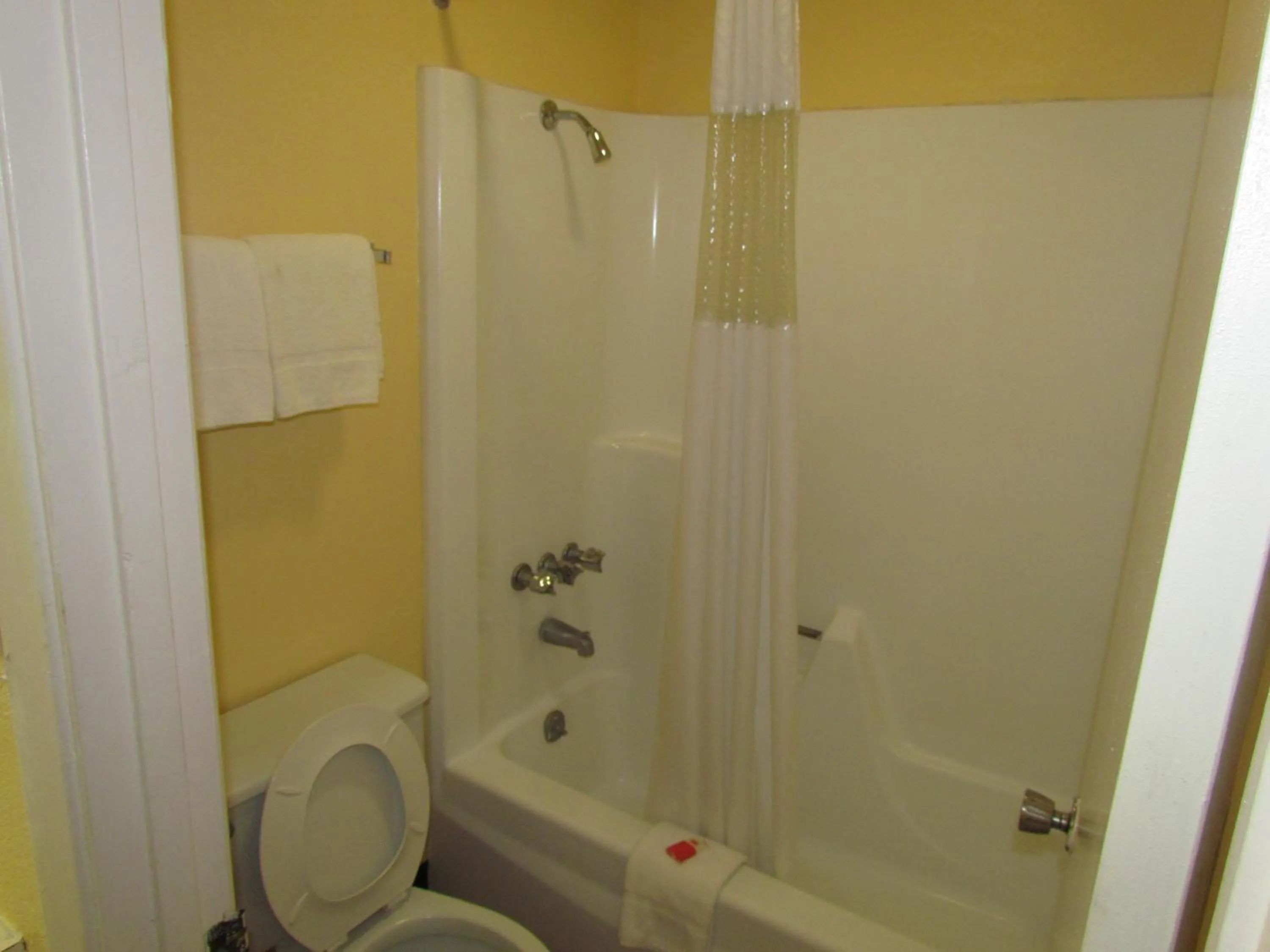 Bathroom in Red Carpet Inn - Augusta