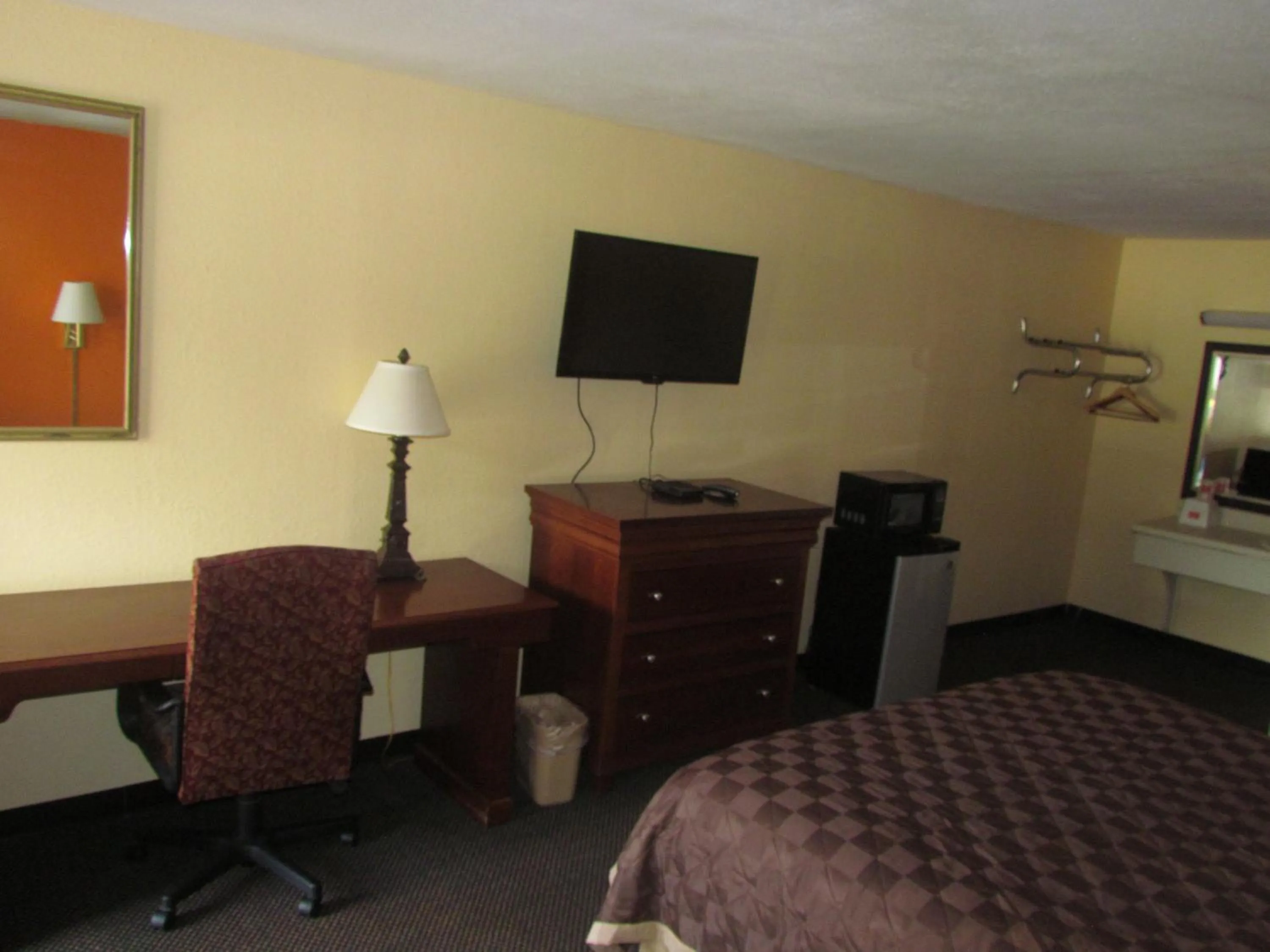 TV and multimedia, Bed in Red Carpet Inn - Augusta
