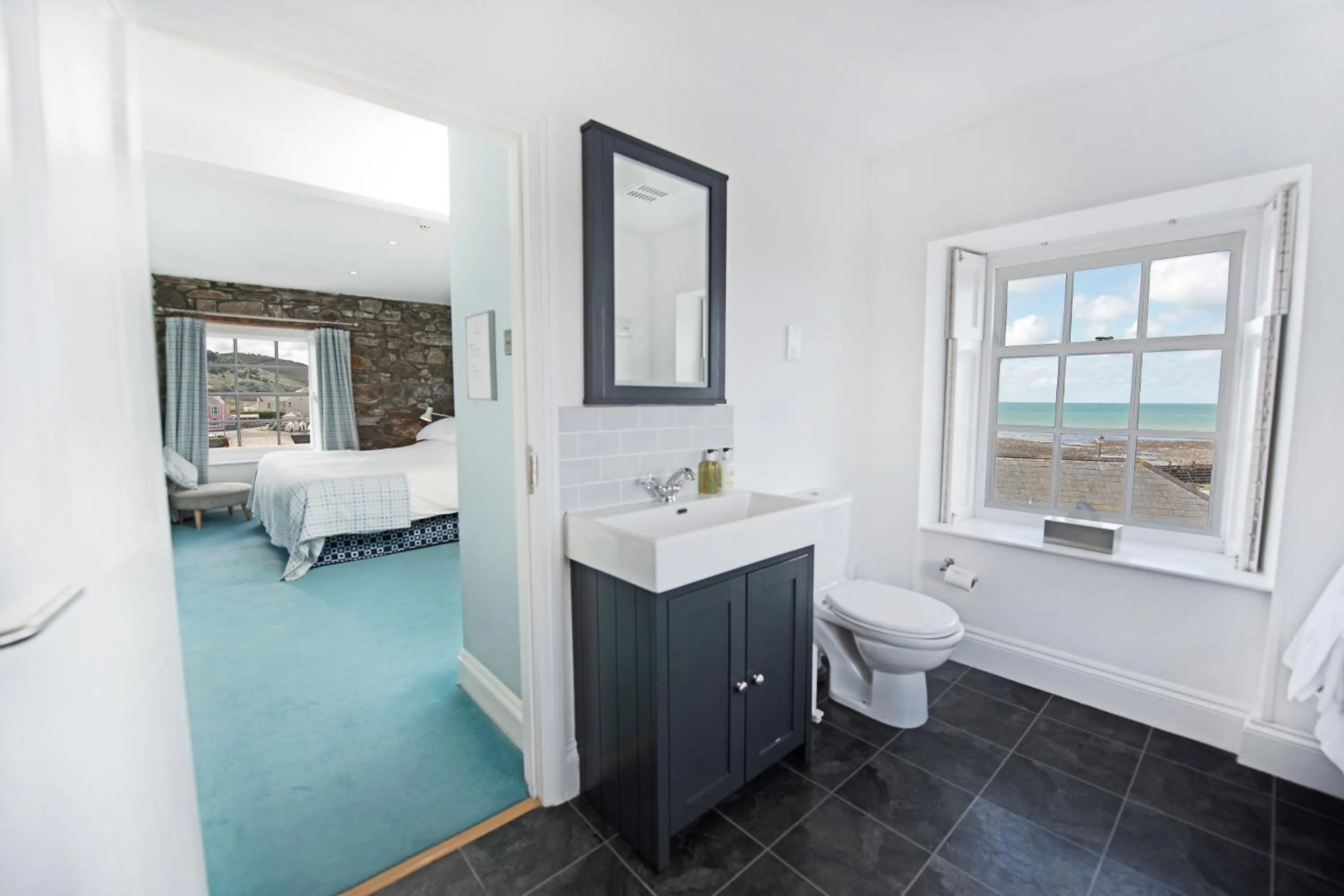 Bathroom, Bed in Harbourmaster Hotel