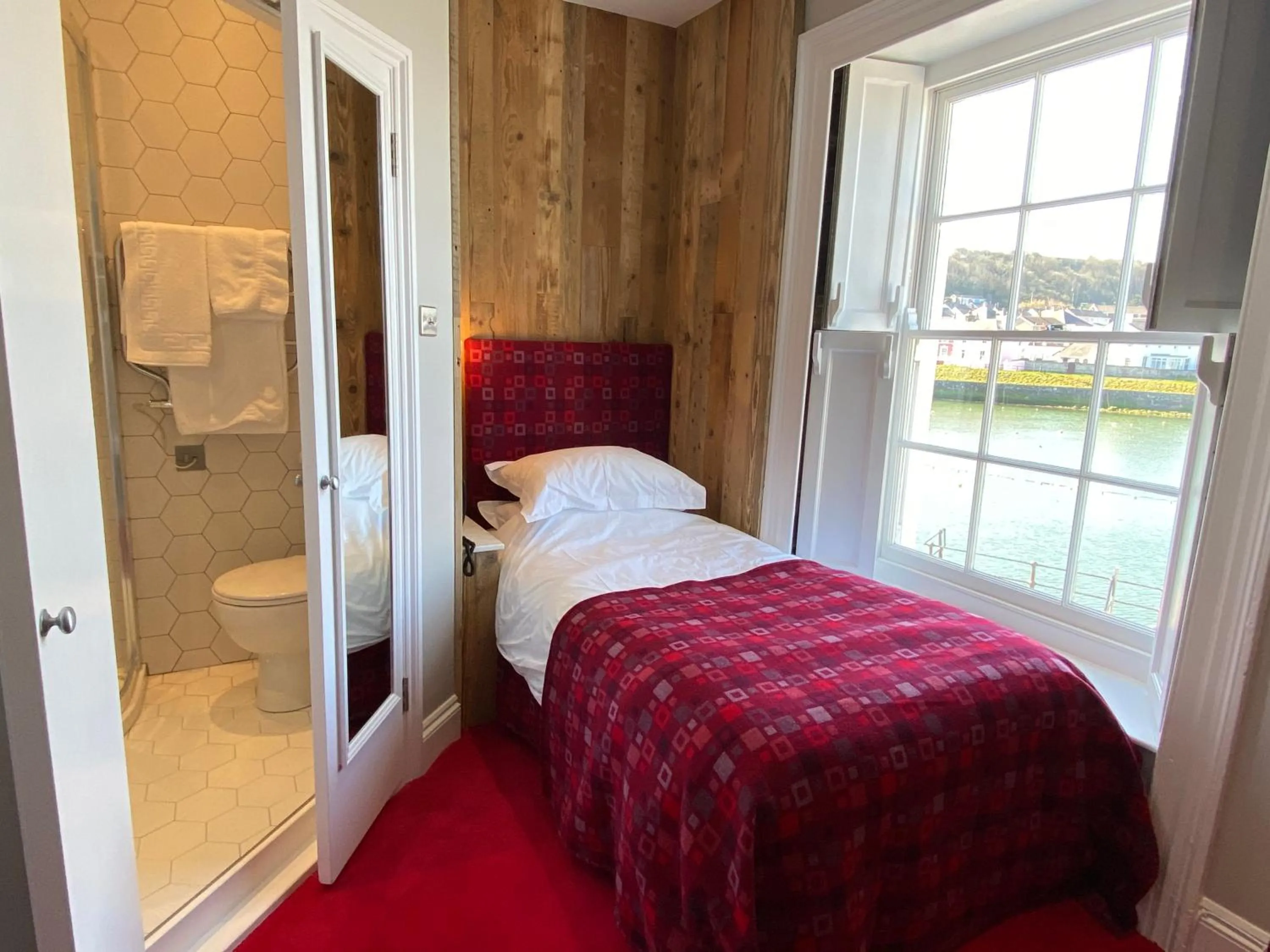 Bathroom, Bed in Harbourmaster Hotel