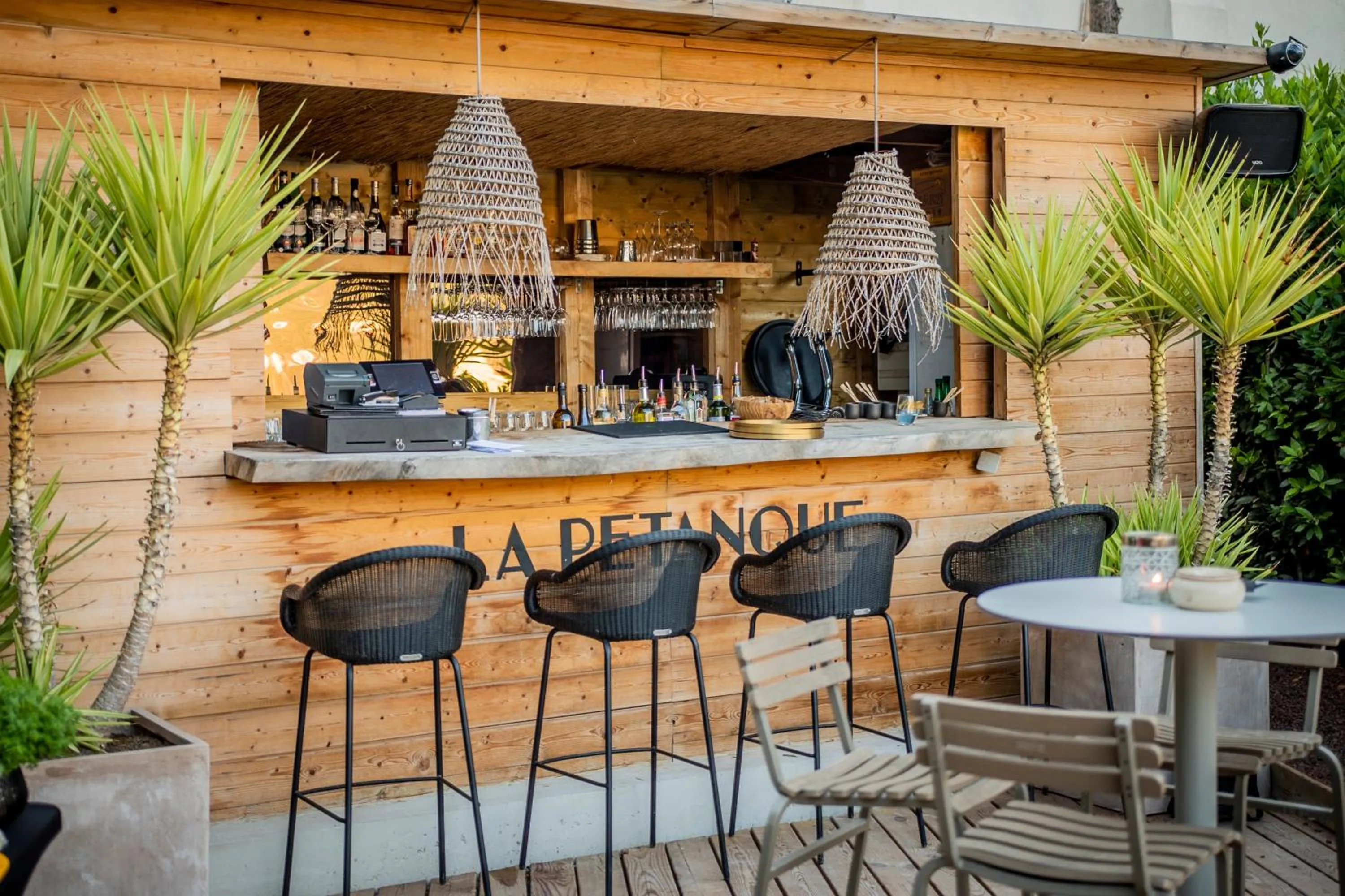 Lounge or bar in Hôtel Les Roches Blanches Cassis