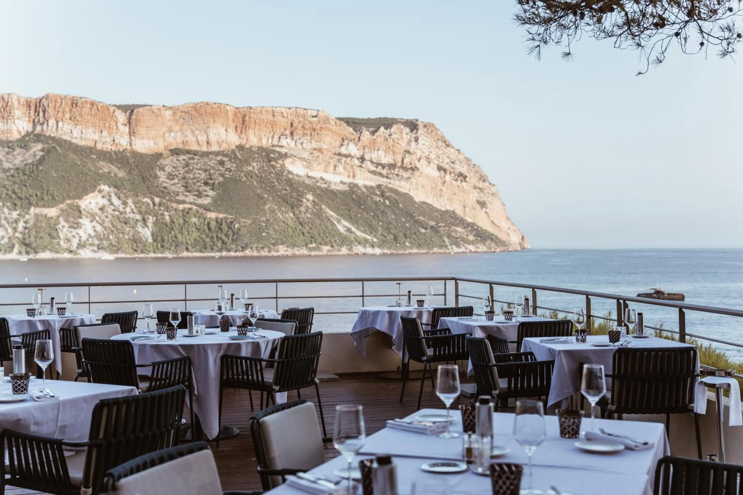 Restaurant/places to eat in Hôtel Les Roches Blanches Cassis
