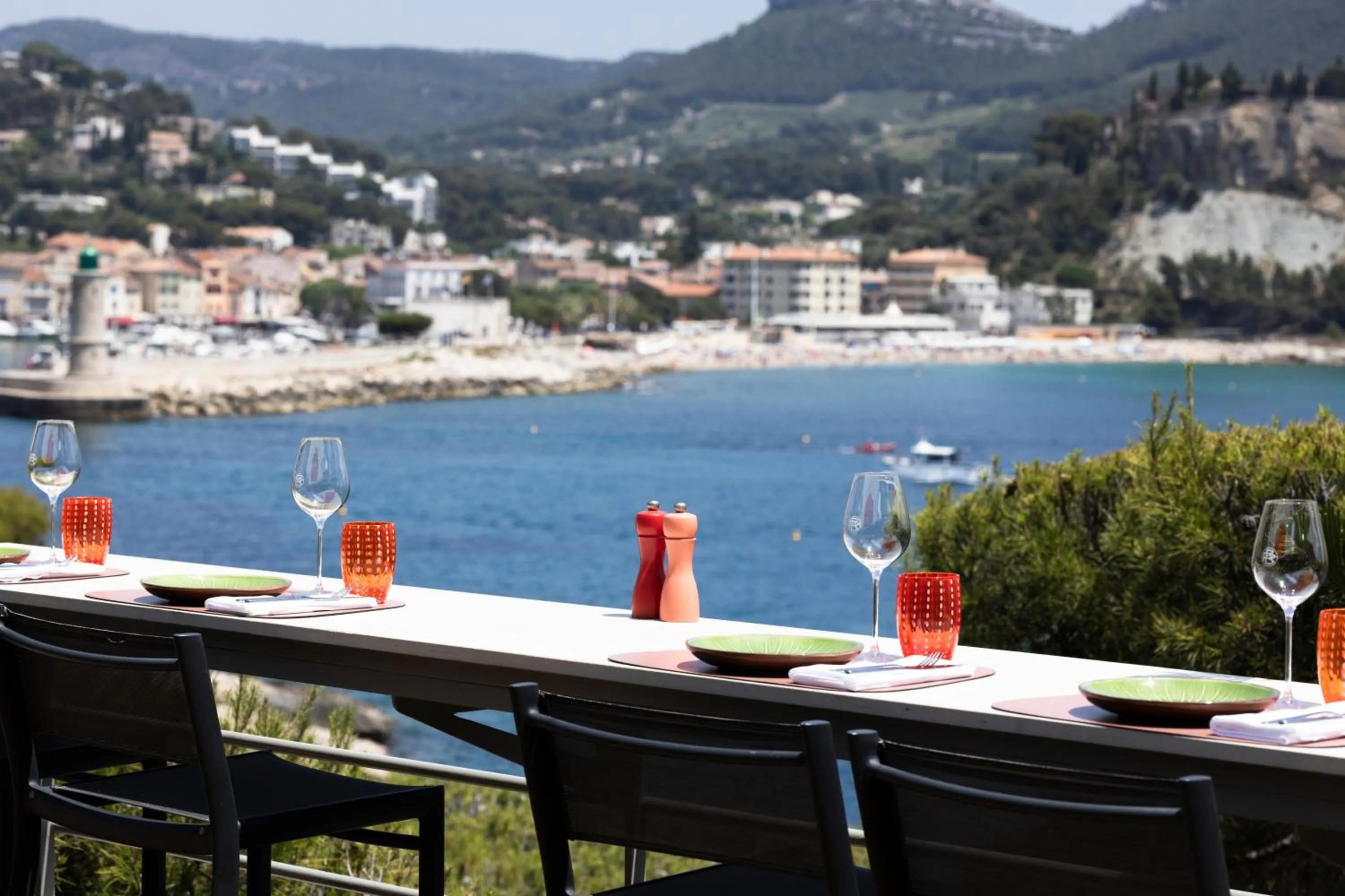 Restaurant/places to eat in Hôtel Les Roches Blanches Cassis