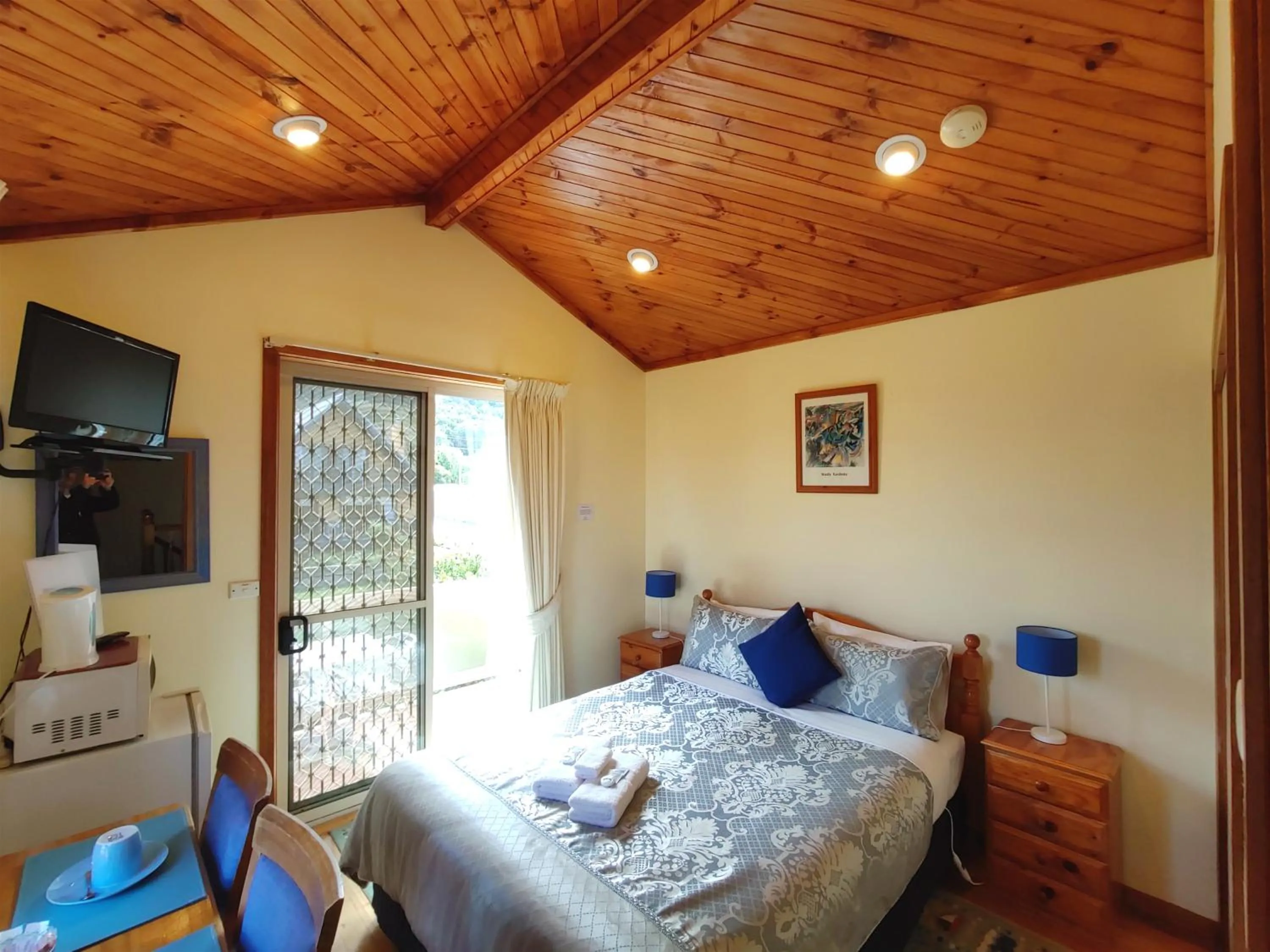 Photo of the whole room, Bed in Angela's Beach Stays