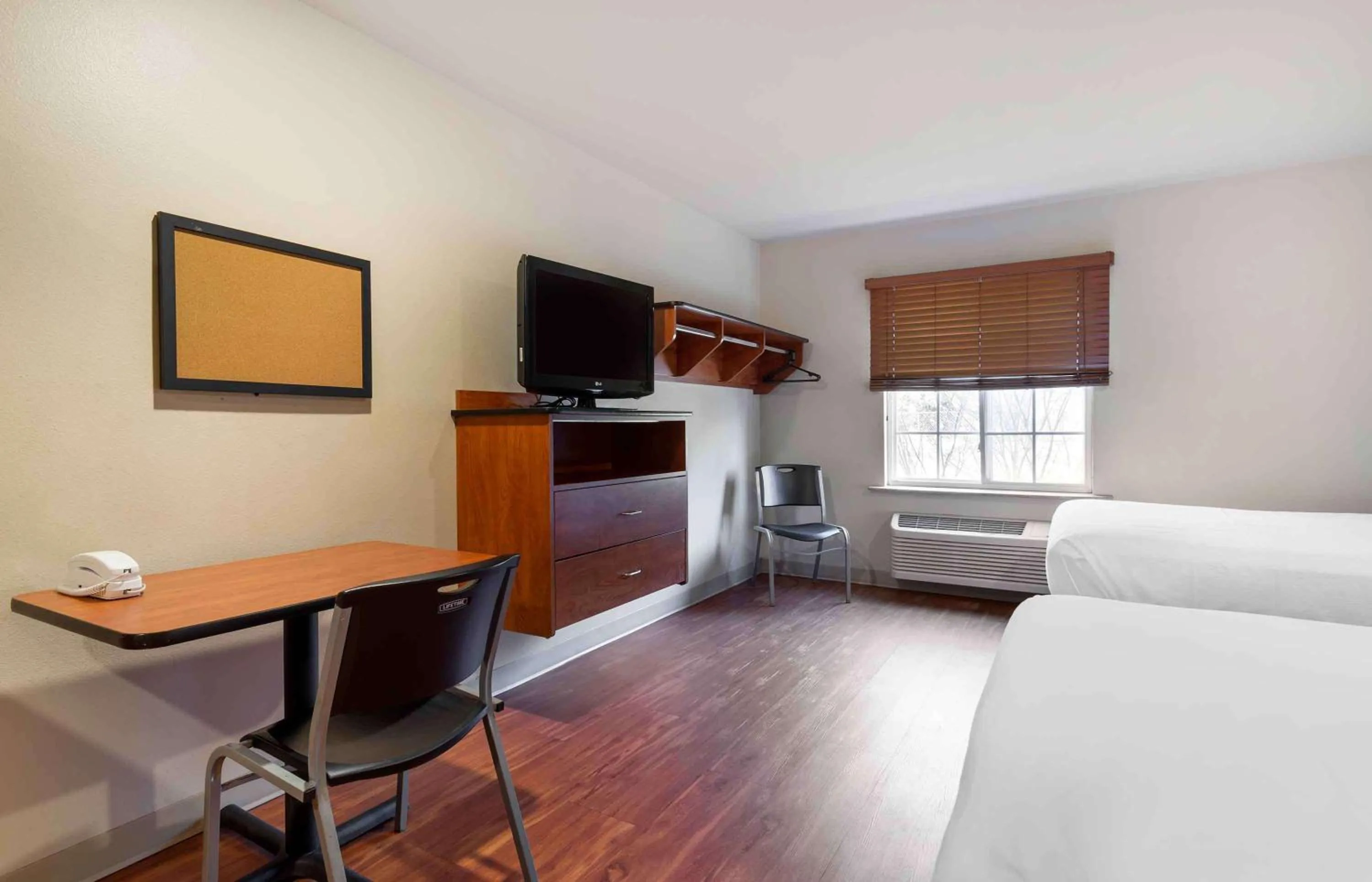 Bedroom, Bed in Extended Stay America Select Suites - Atlanta - Alpharetta