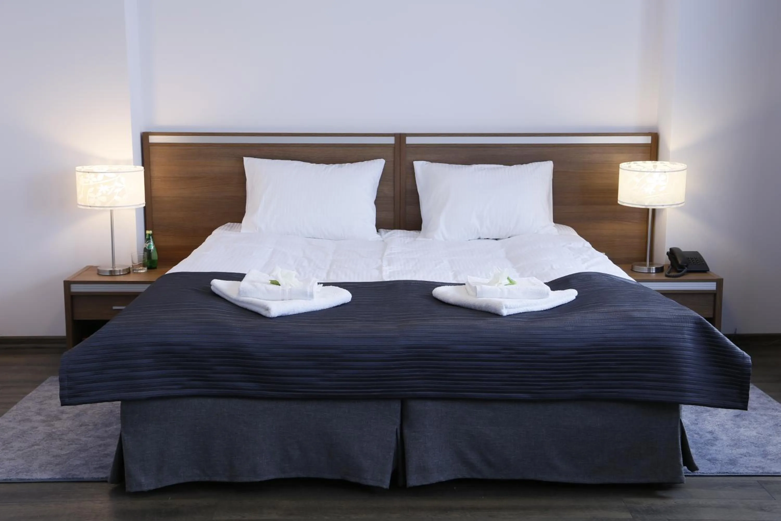 Bed in Glas-Hotel 3*