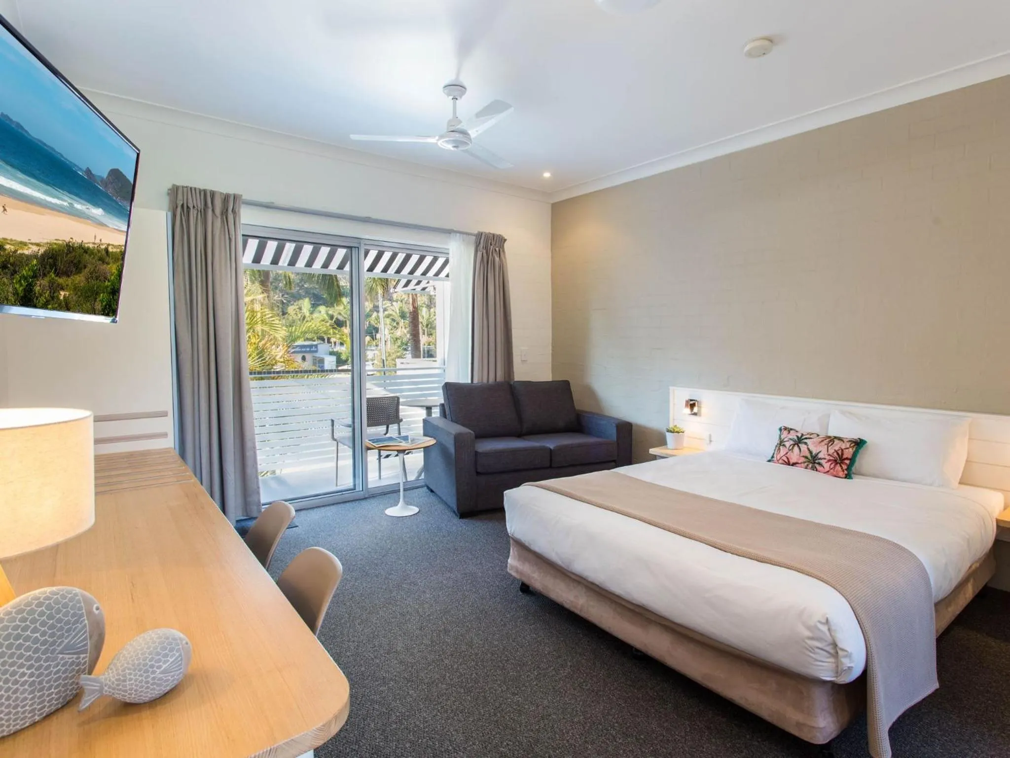 Photo of the whole room, Bed in Blueys Motel