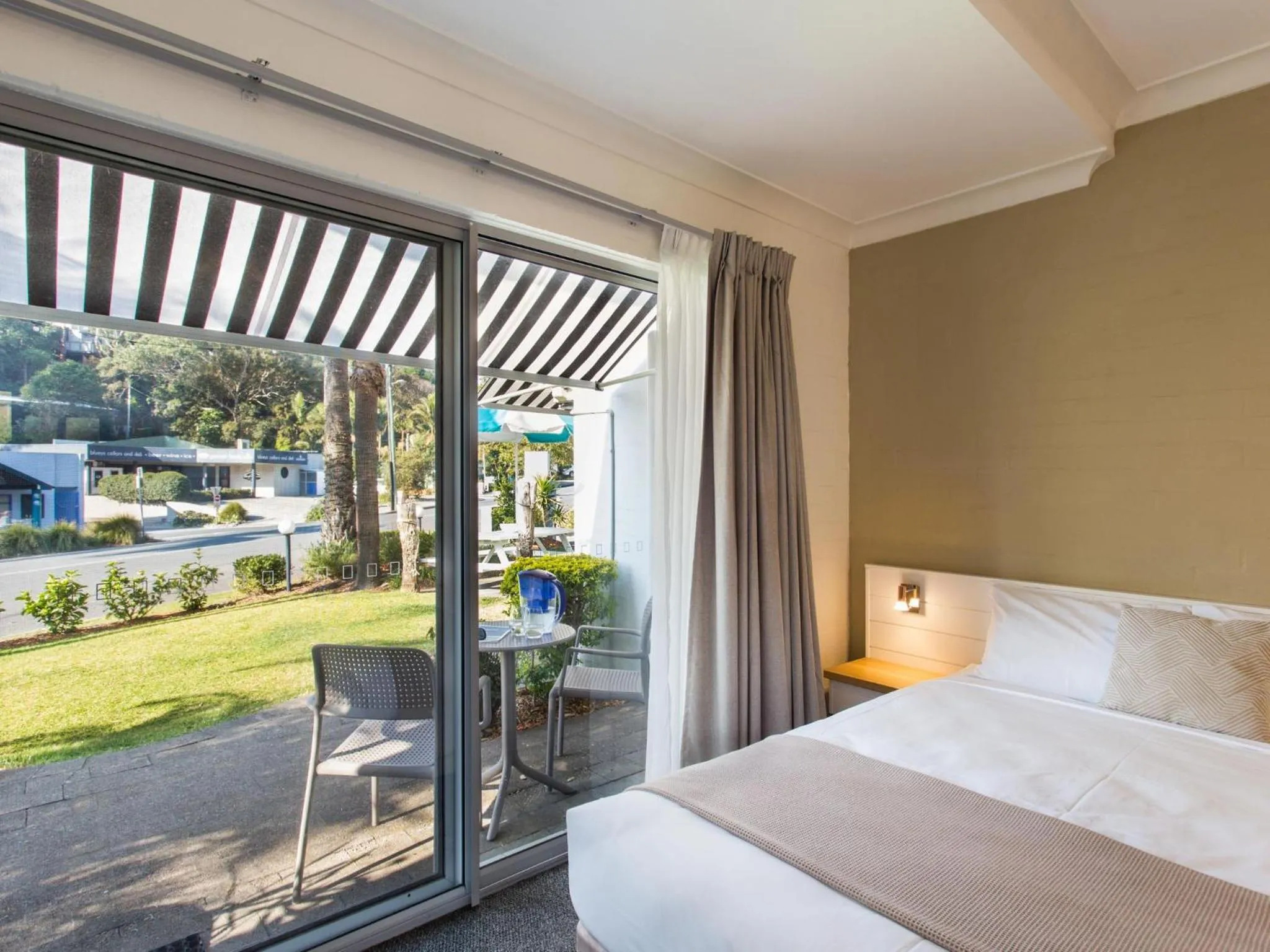 Garden view, Bed in Blueys Motel