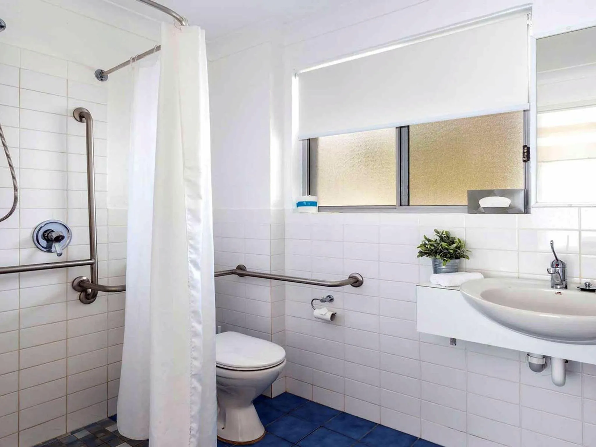 Bathroom in Blueys Motel