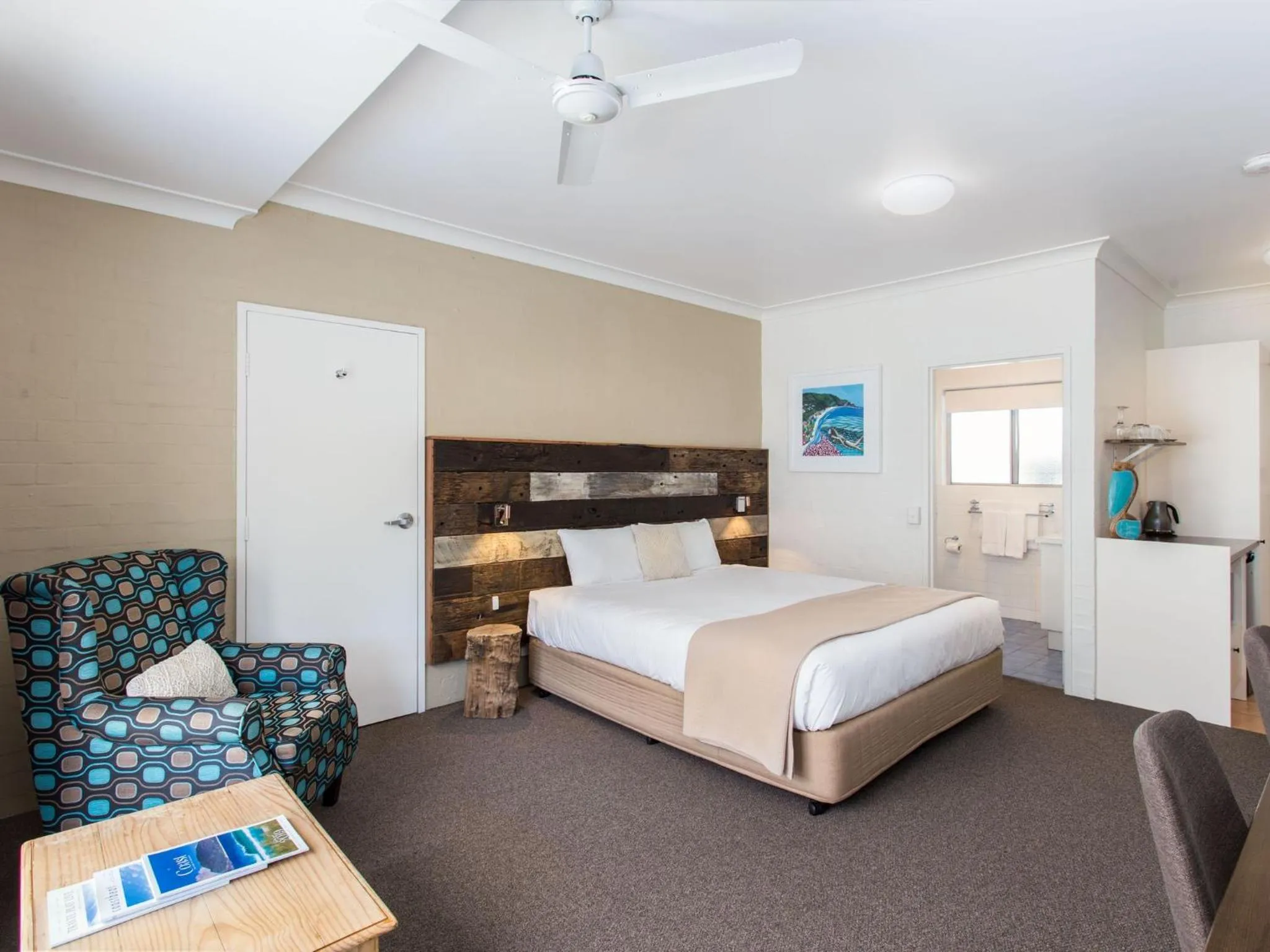 Photo of the whole room, Bed in Blueys Motel