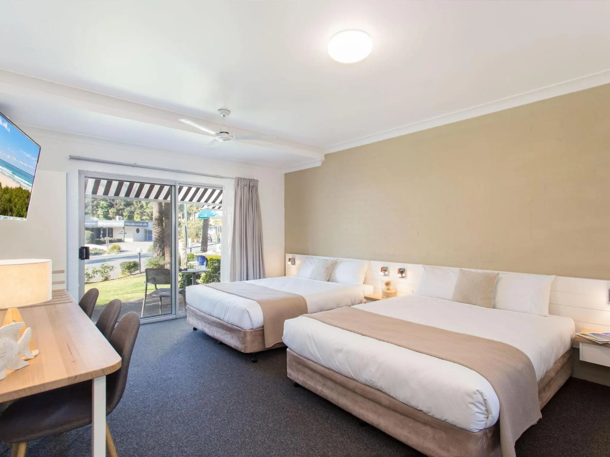 Photo of the whole room, Bed in Blueys Motel