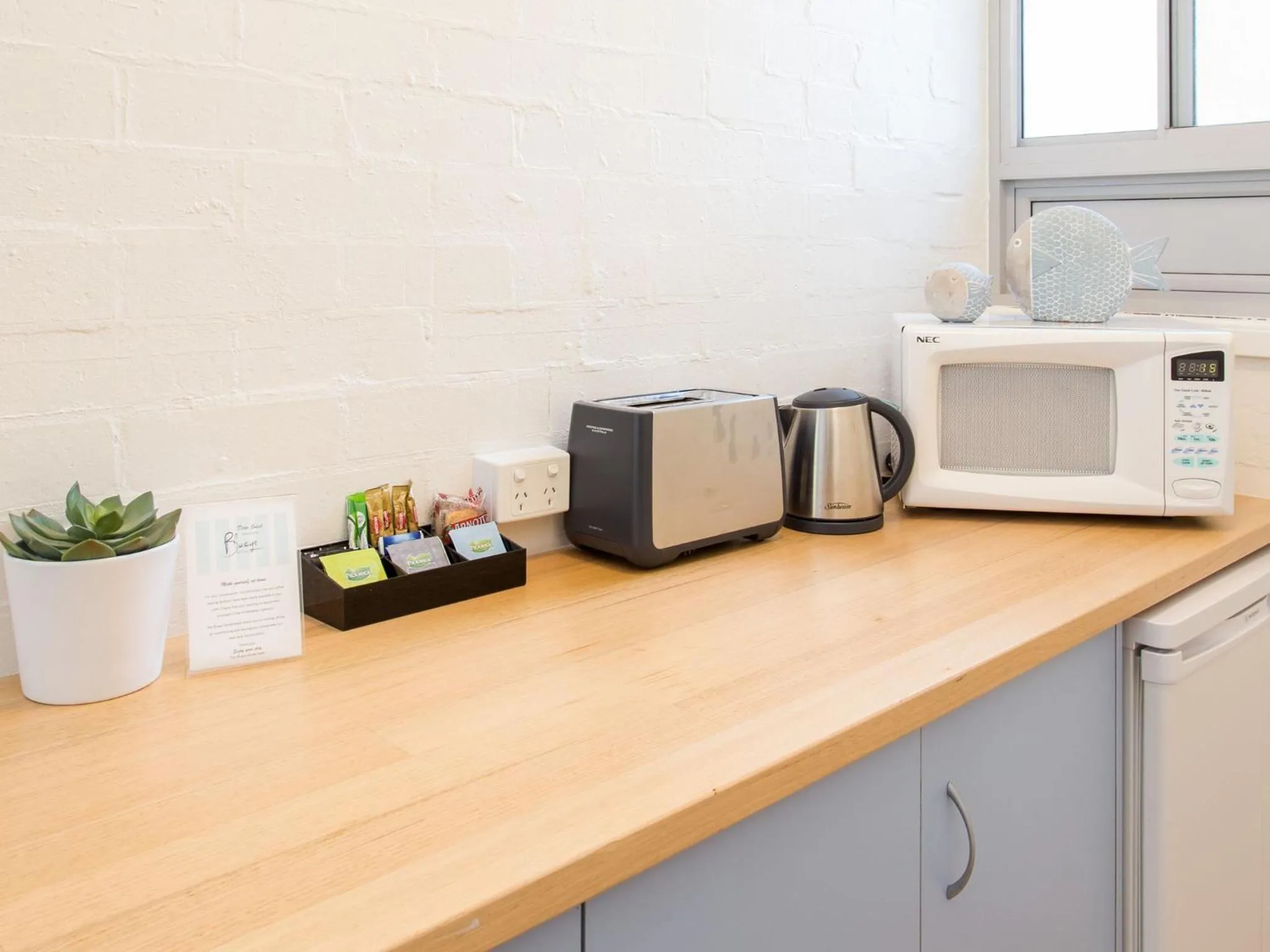 Kitchen or kitchenette in Blueys Motel