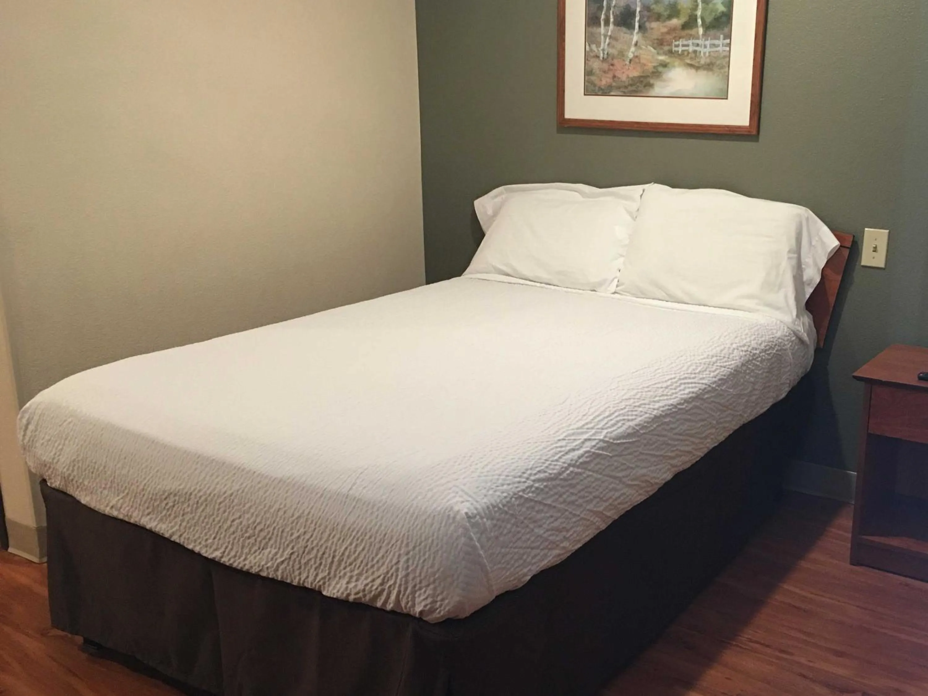 Bed in Extended Stay America Select Suites - Birmingham - Pelham