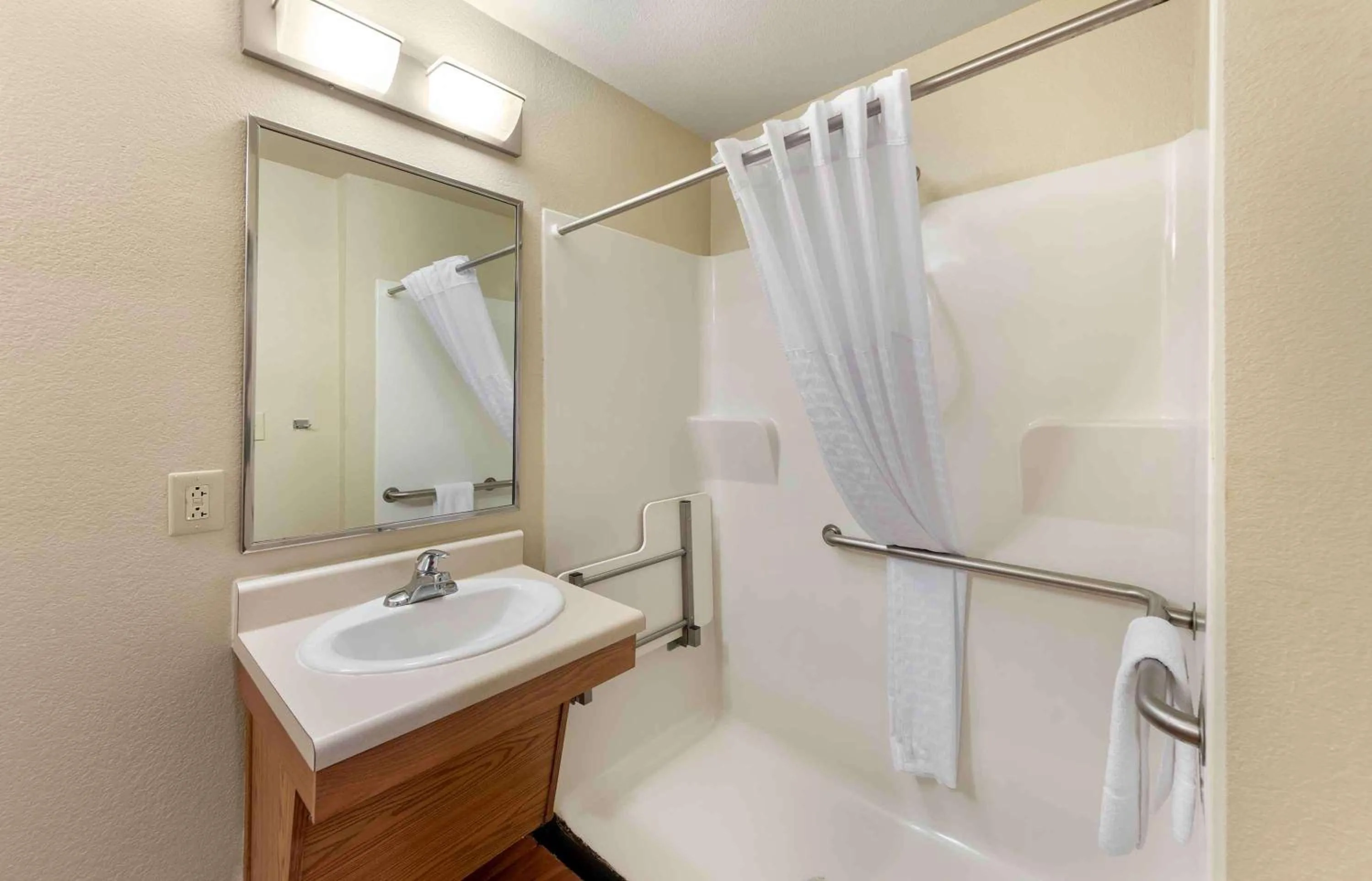 Bathroom in Extended Stay America Select Suites - Birmingham - Pelham