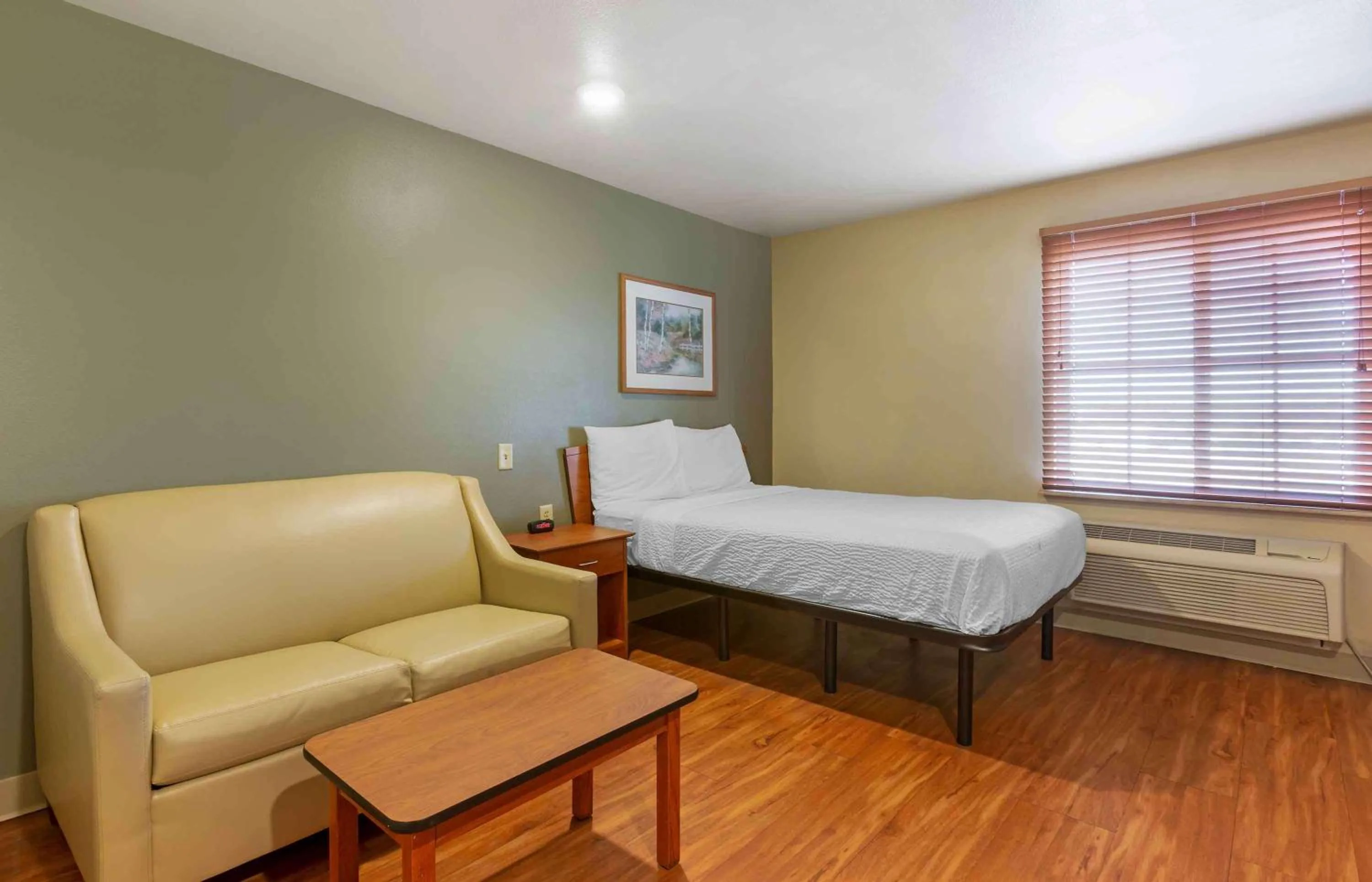 Bedroom in Extended Stay America Select Suites - Birmingham - Pelham
