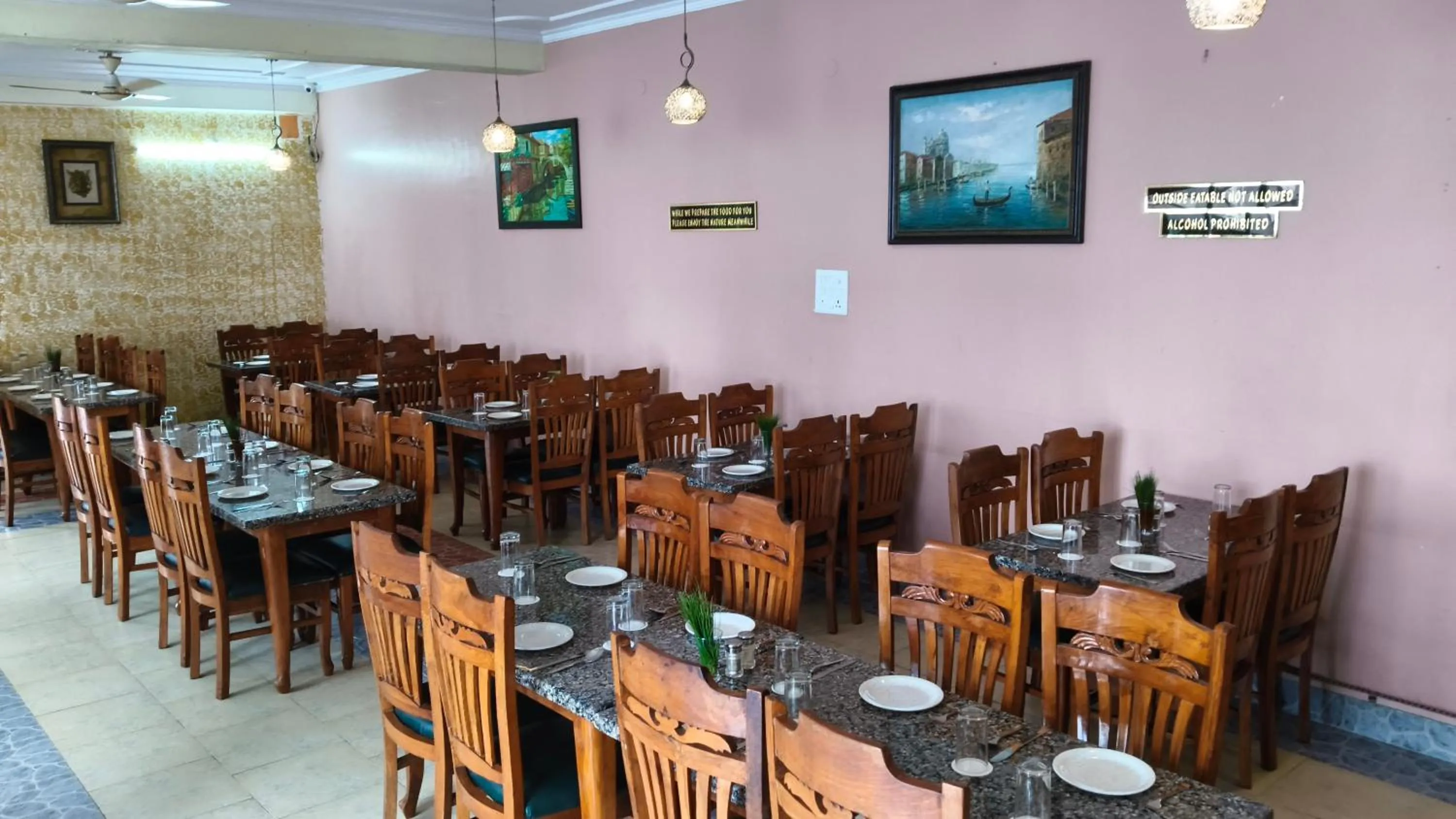 Restaurant/places to eat in Blue Pine Resort