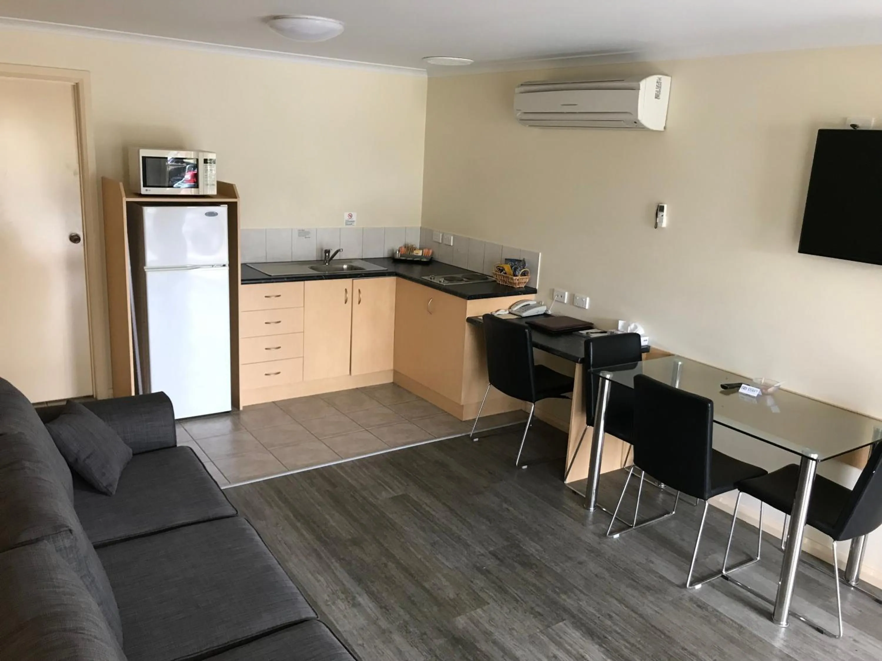 Kitchen or kitchenette in Sportsmans Motor Inn