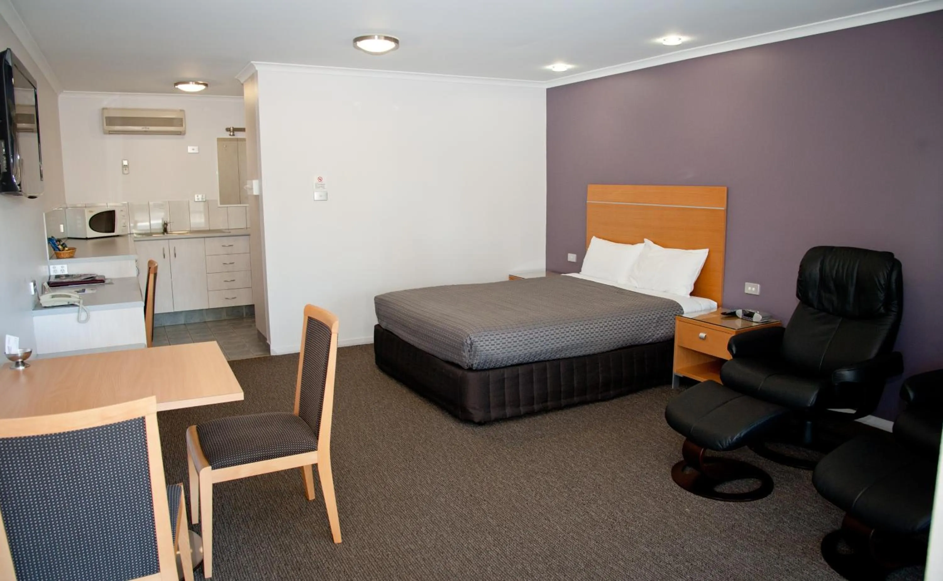 Photo of the whole room, Bed in Sportsmans Motor Inn