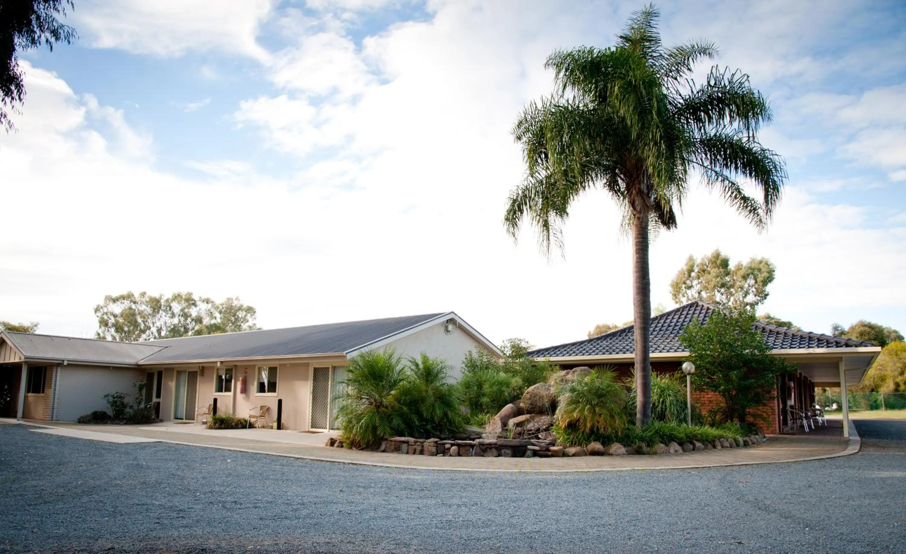 Property building in Sportsmans Motor Inn