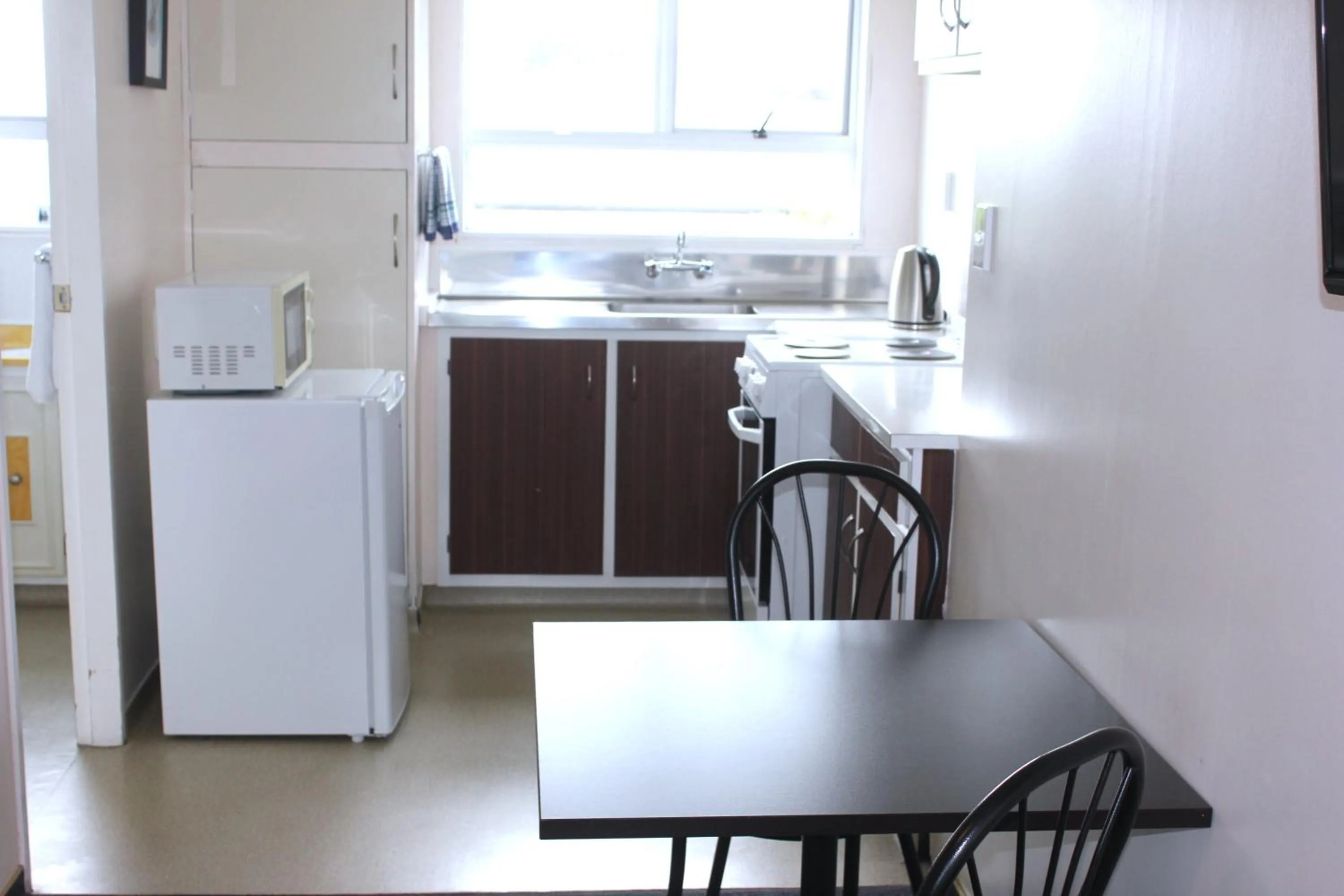 Kitchen or kitchenette in Kapiti Gateway Motel