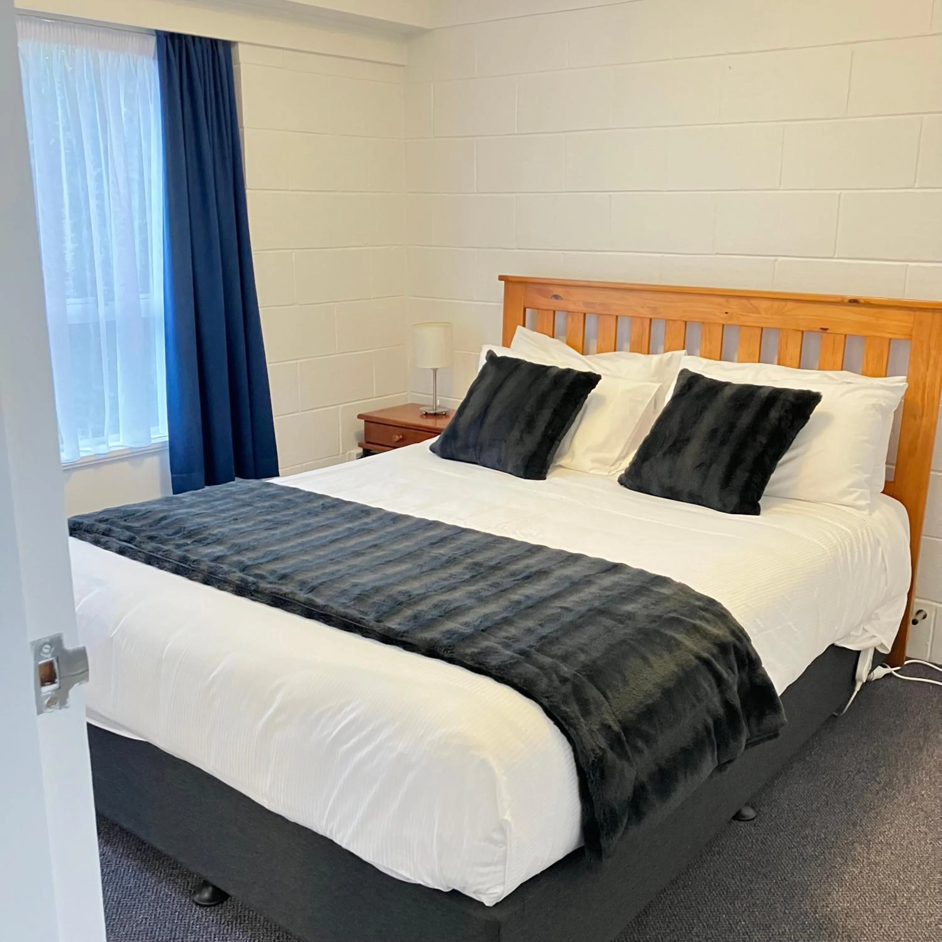 Bed in Kapiti Gateway Motel