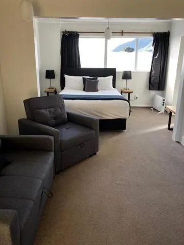 Bed in Kapiti Gateway Motel