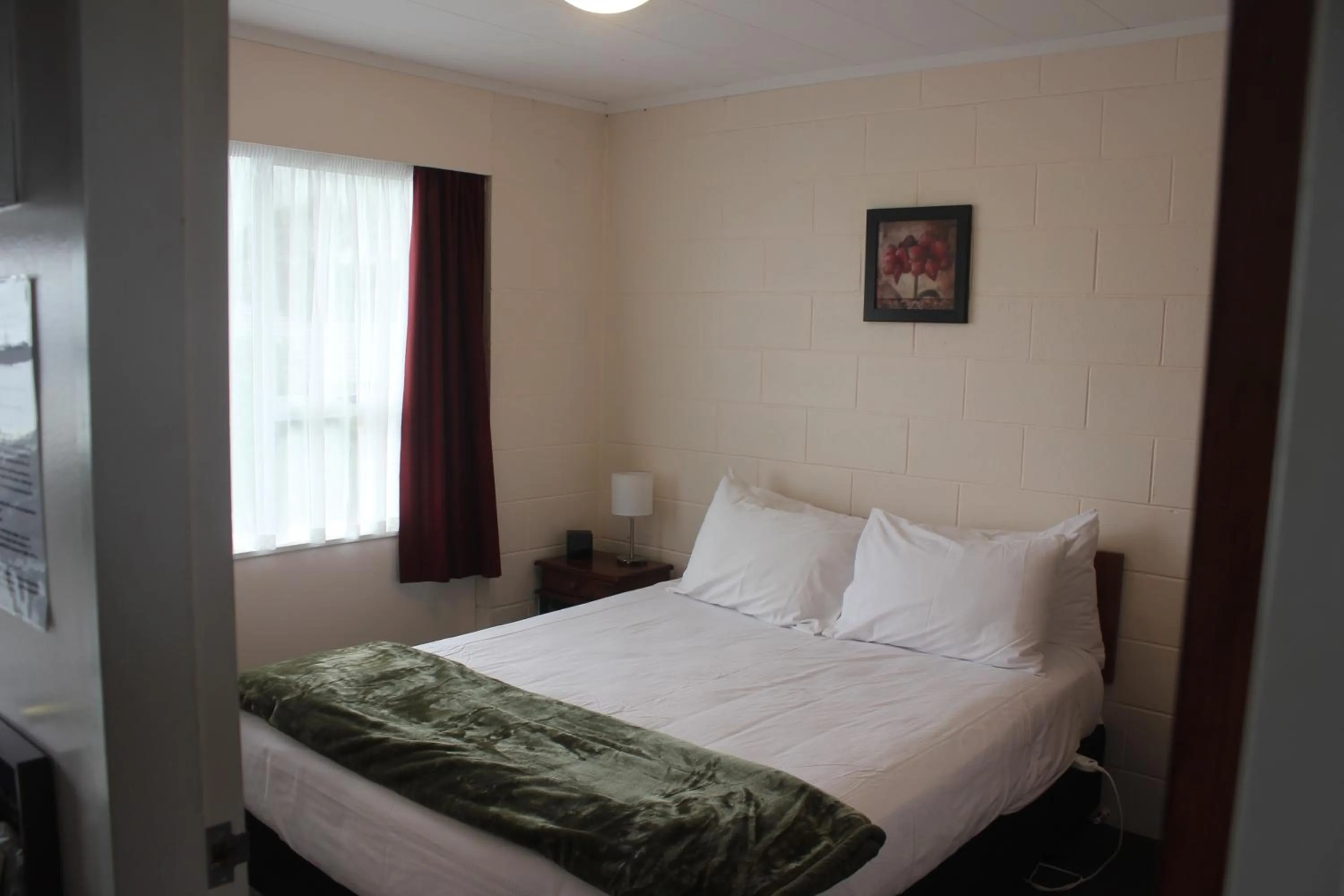 Bed in Kapiti Gateway Motel