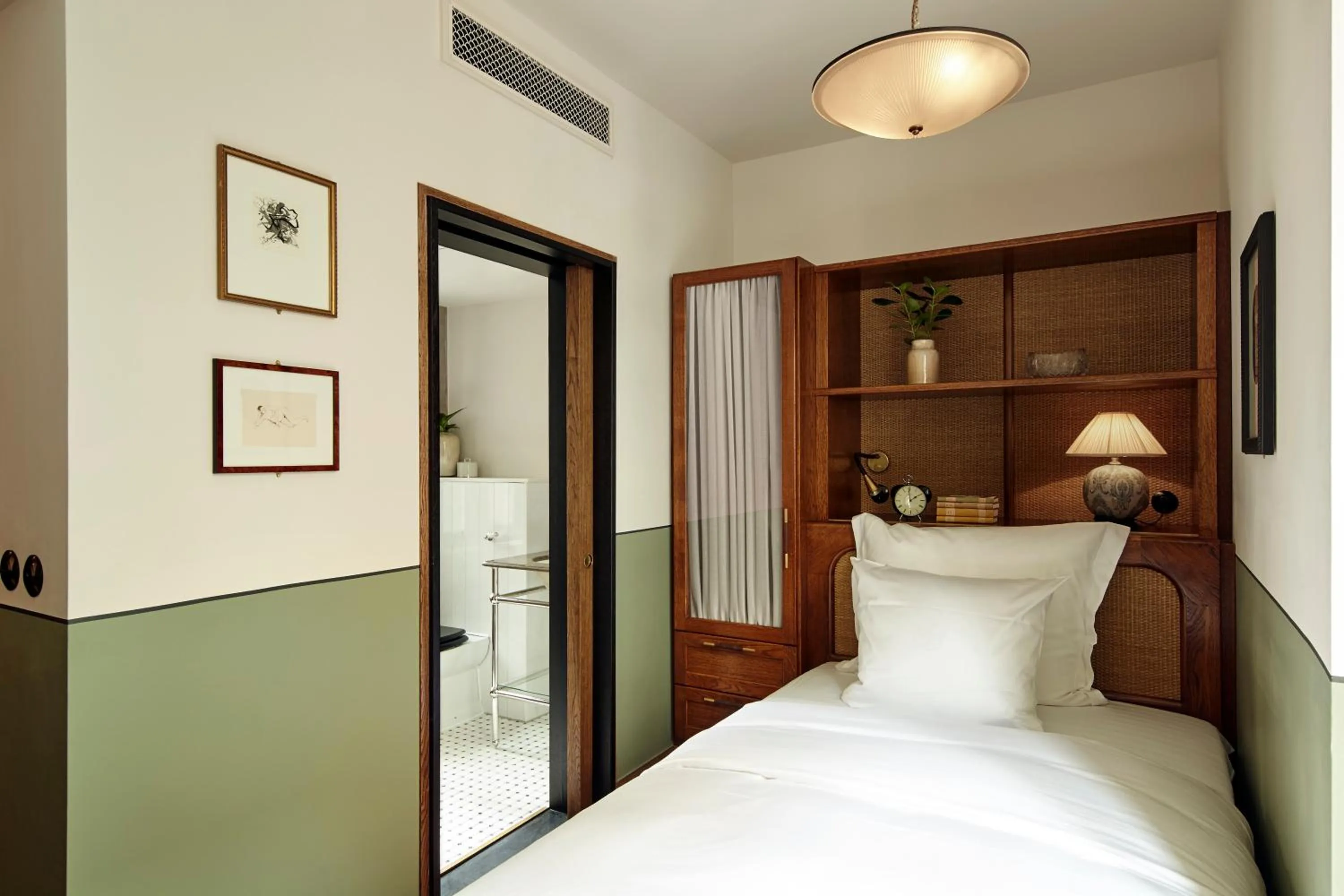 Photo of the whole room, Bed in Hotel Sanders