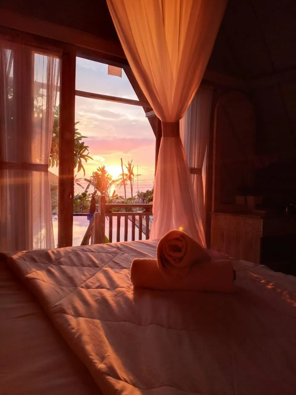 Sunset, Bed in Bakung Cozy Cottage