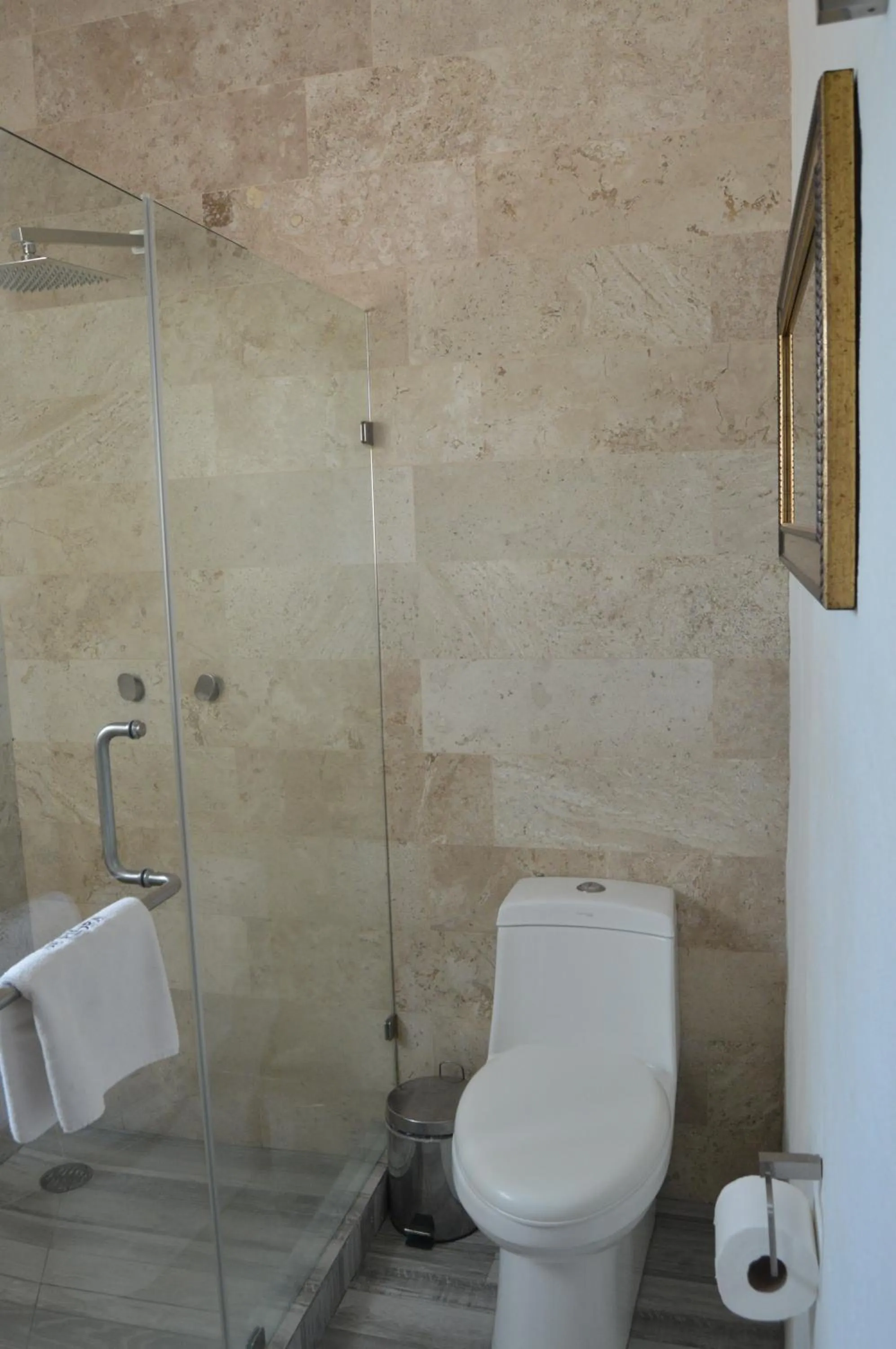 Shower in Hotel de Piedra