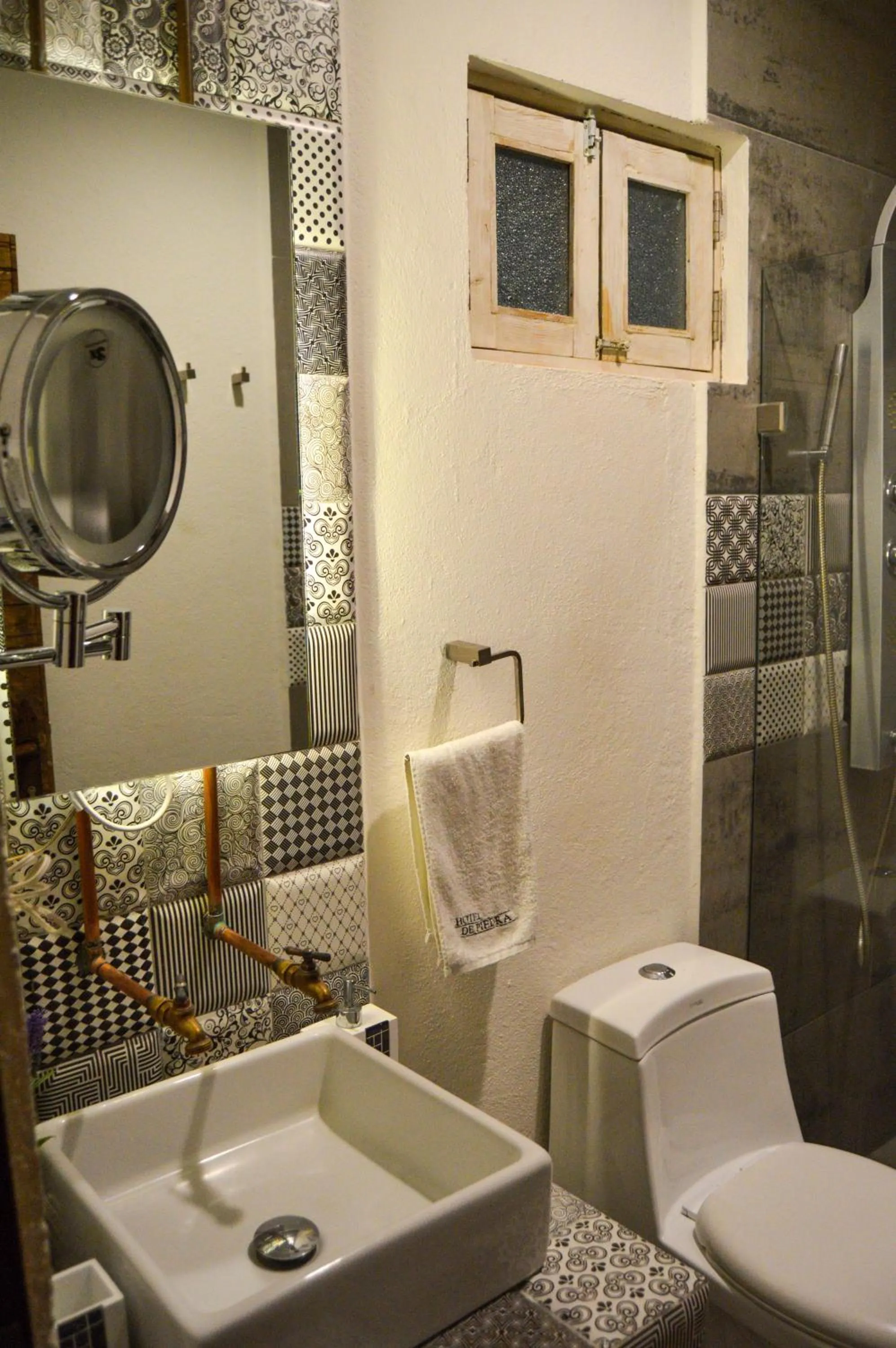 Shower in Hotel de Piedra