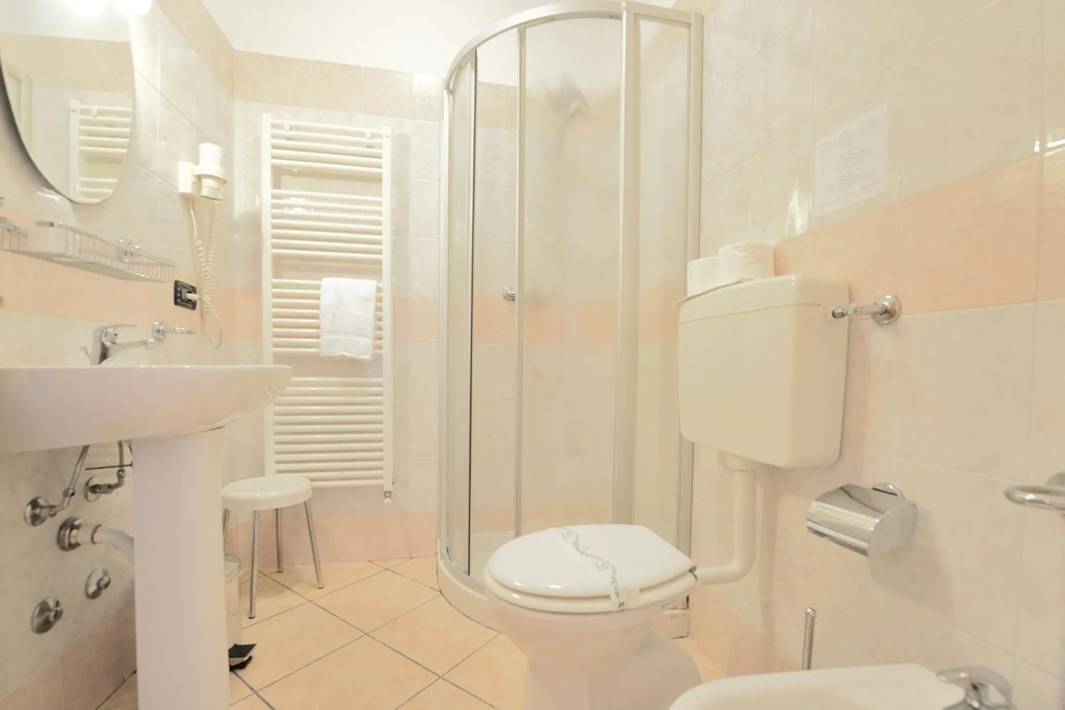 Bathroom in Albergo Navene