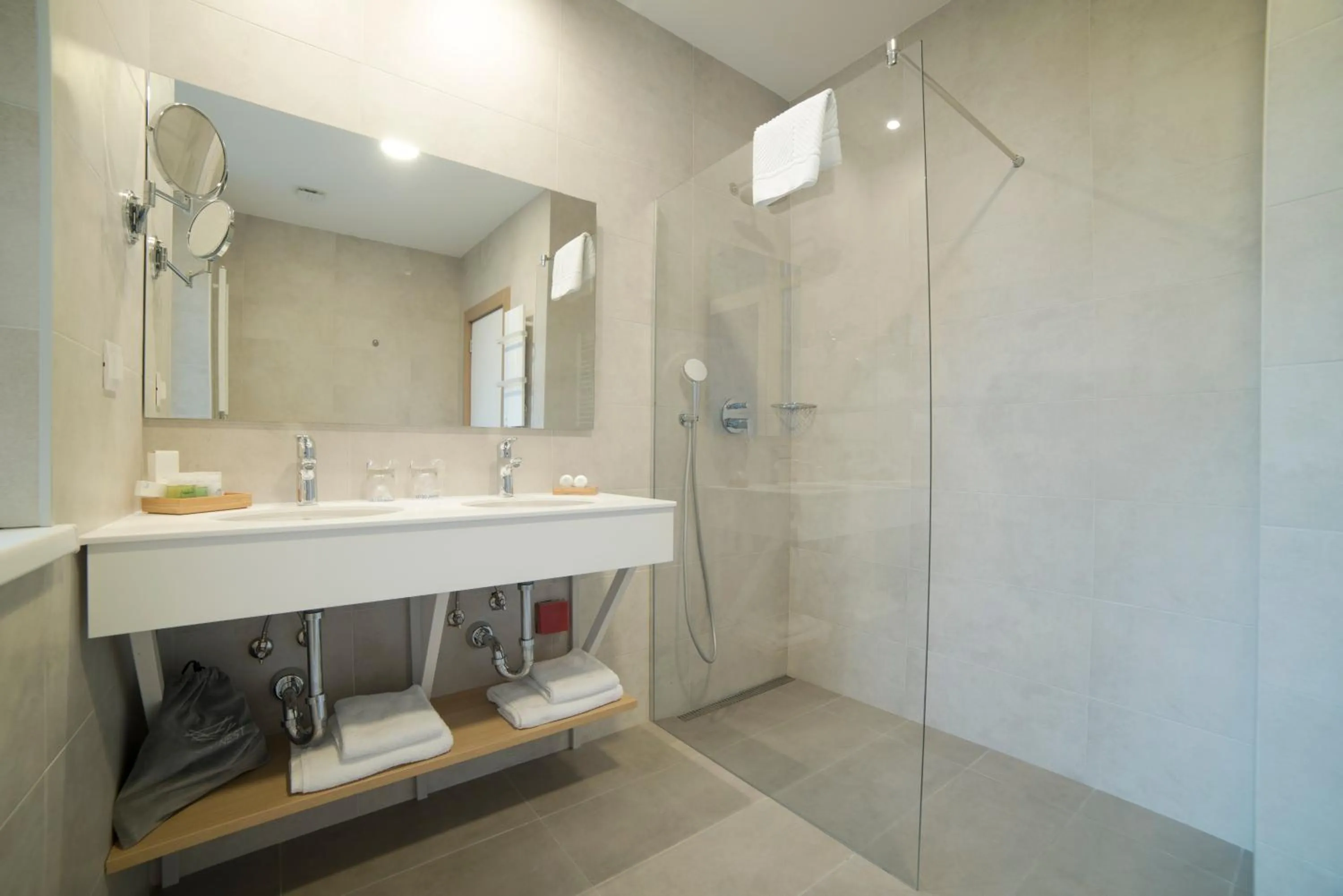 Shower in City Nest Modern & Cozy Suites