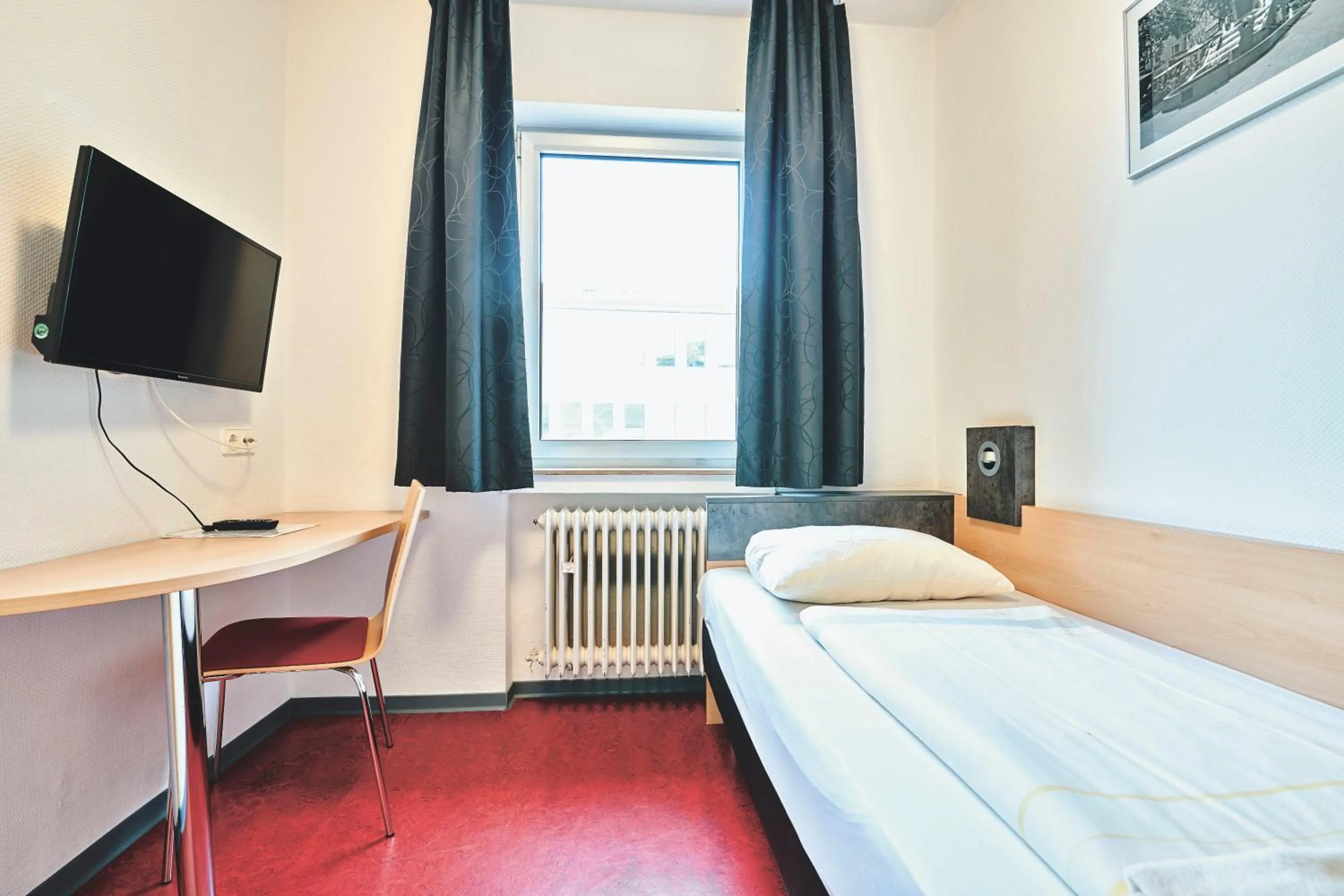 Bed in DJH Jugendgästehaus Adolph Kolping