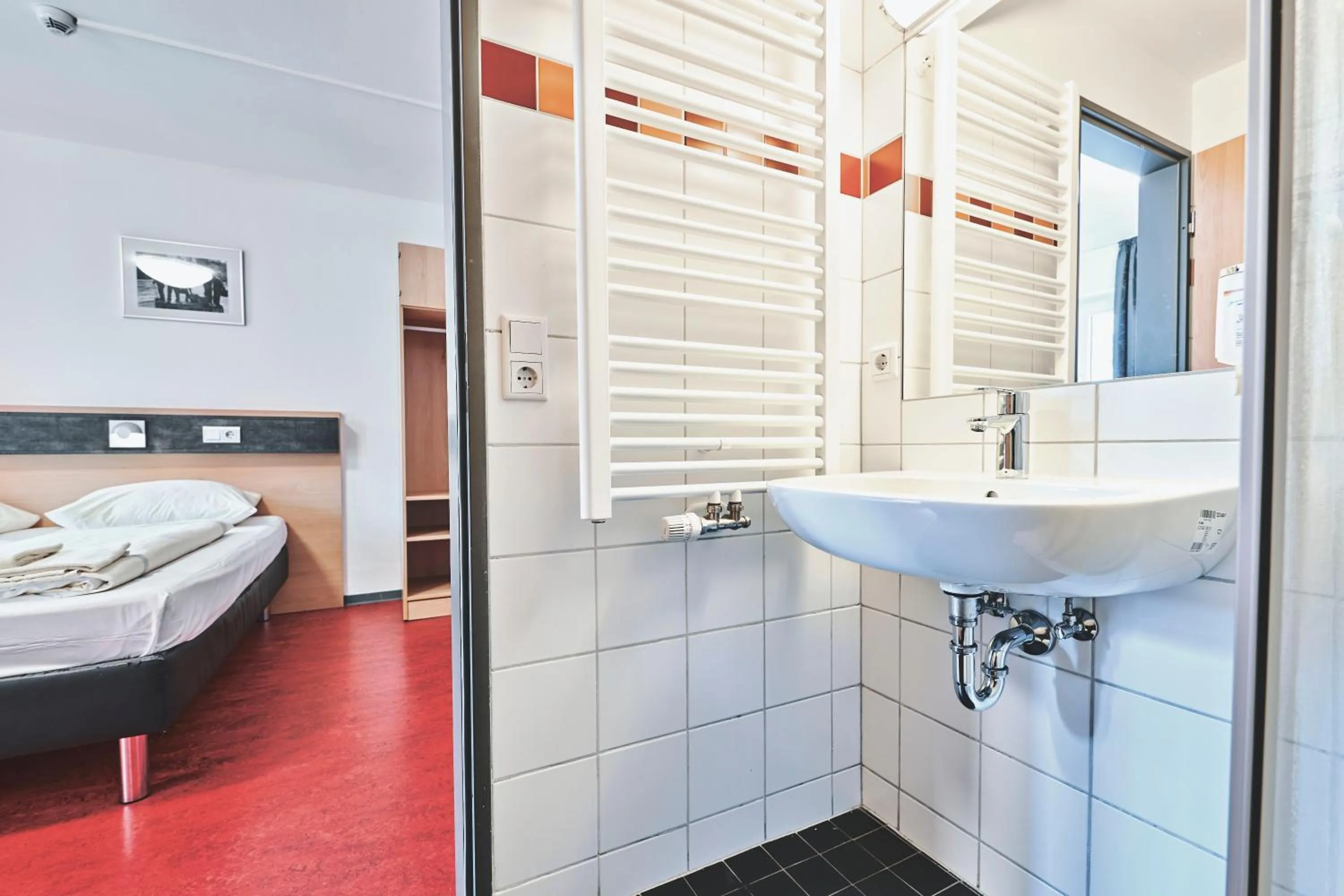Shower, Bed in DJH Jugendgästehaus Adolph Kolping