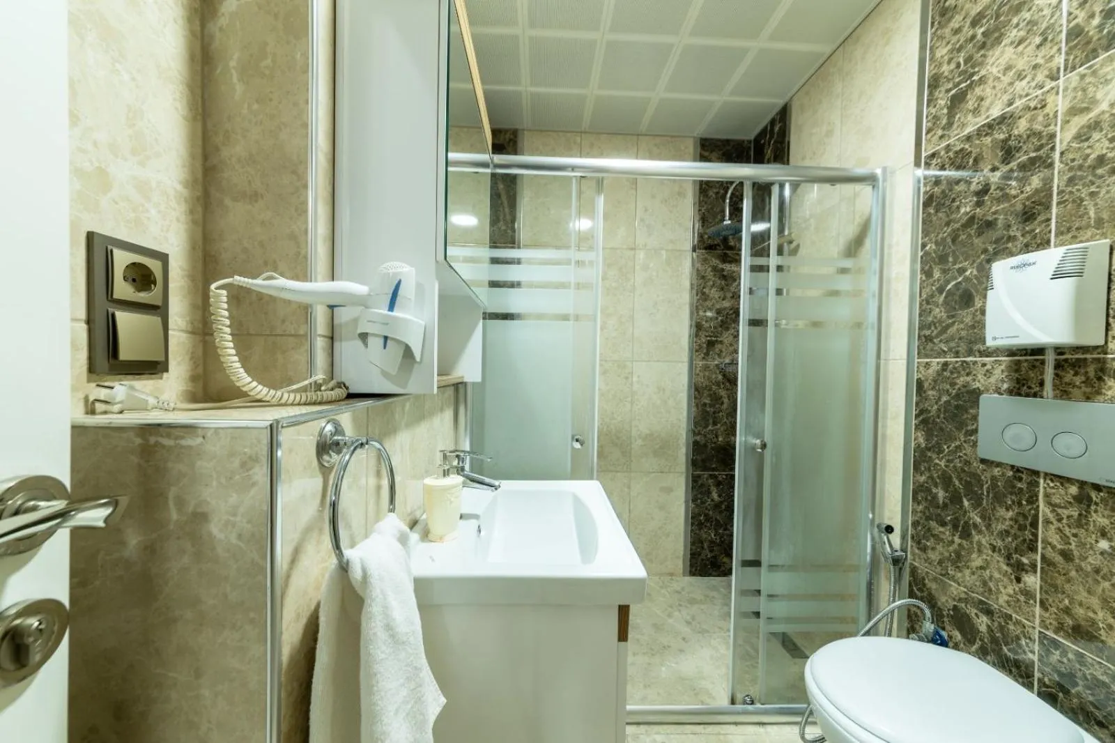 Shower in Royal Babil Suites Hotel