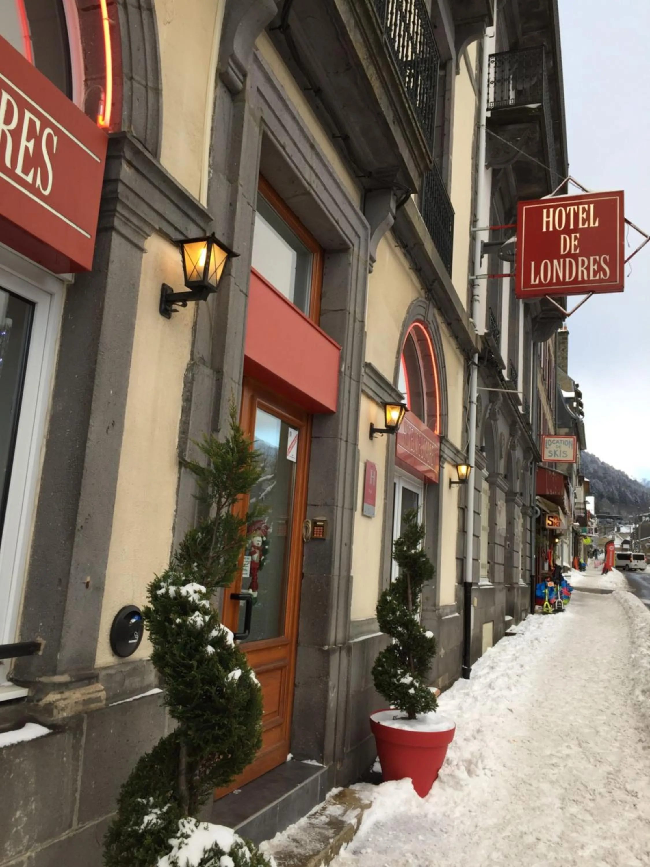 Property logo or sign in Hôtel de Londres