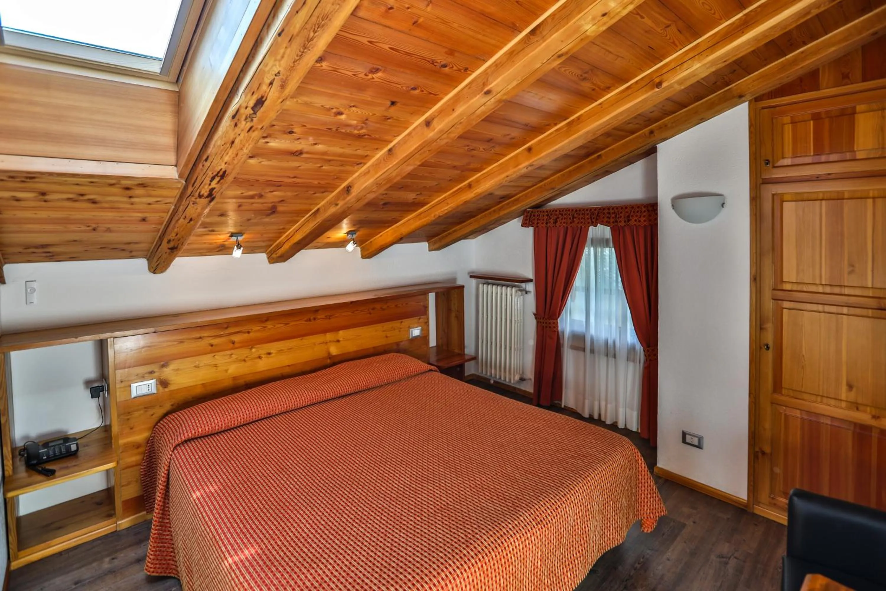 Bedroom, Bed in Hotel Crampon