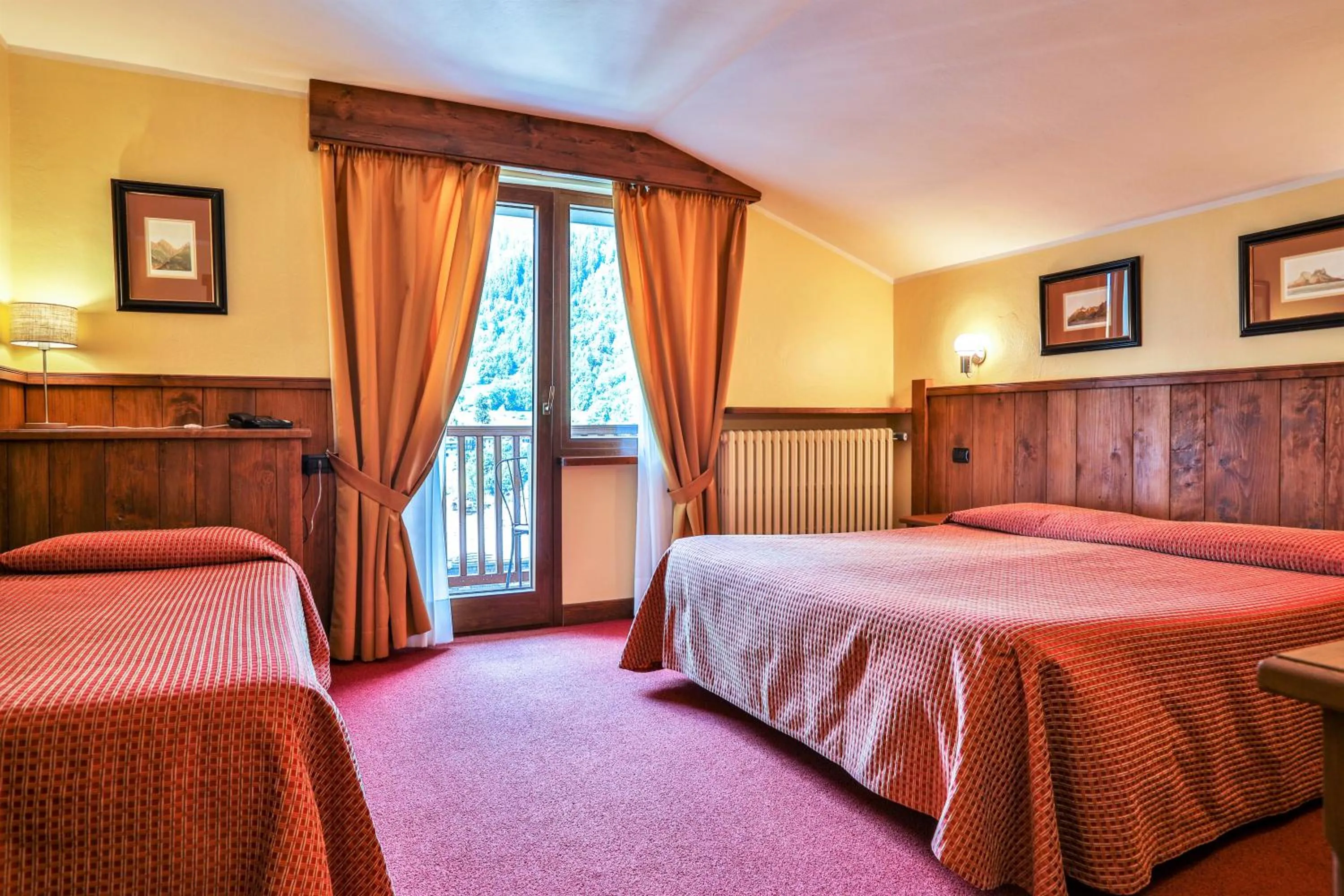 Bedroom, Bed in Hotel Crampon